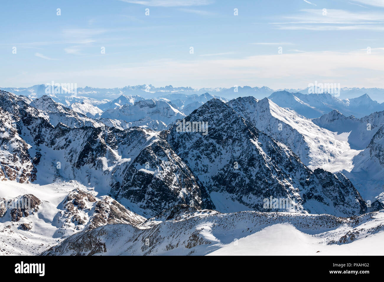 Le maestose Alpi montagna, bella vista invernale delle montagne innevate, Austria, Stubai Foto Stock