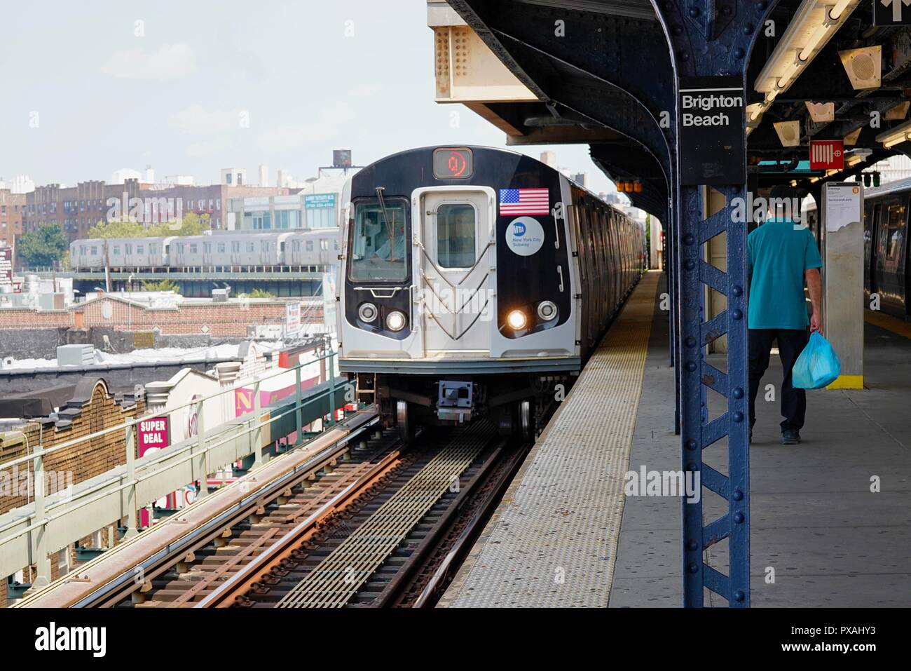 New York City, NY; Agosto 2018: Treni in partenza e in avvicinamento alla Spiaggia di Brighton fermata metropolitana di Brooklyn, NY Foto Stock