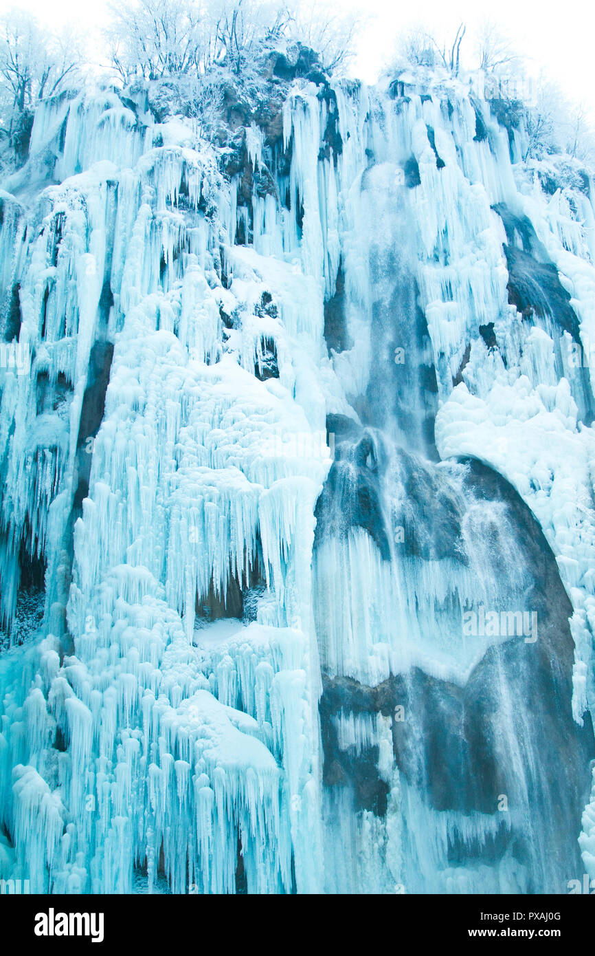 Croazia, Plitvice, cascate di ghiaccio in inverno nel famoso parco naturale di Plitvicka jezera Foto Stock