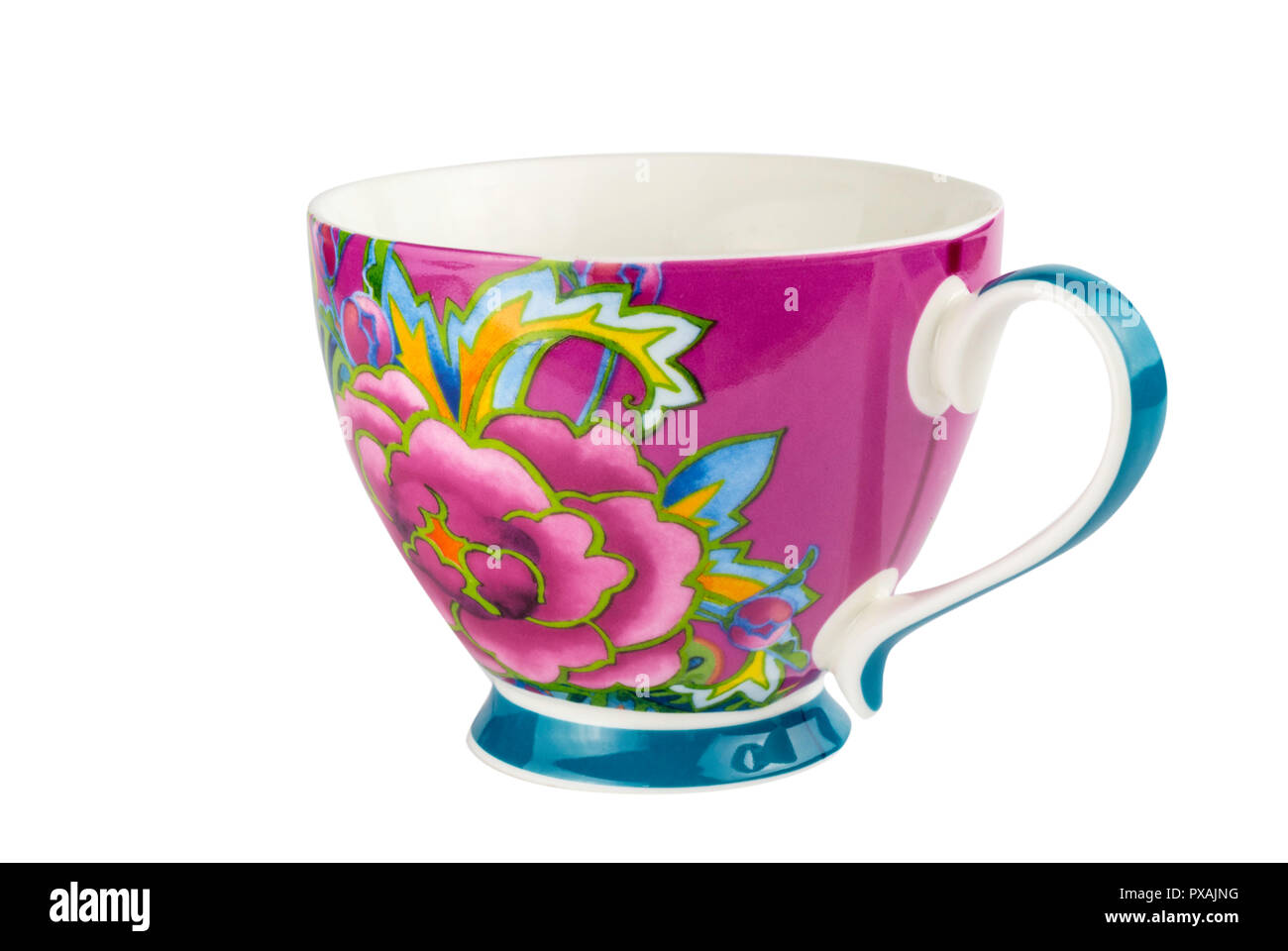 Mug tazza di tè o caffè decorate luminosamente in rosa colori blu e giallo - dipinti a mano in stile orientale tazza isolata su sfondo bianco Foto Stock