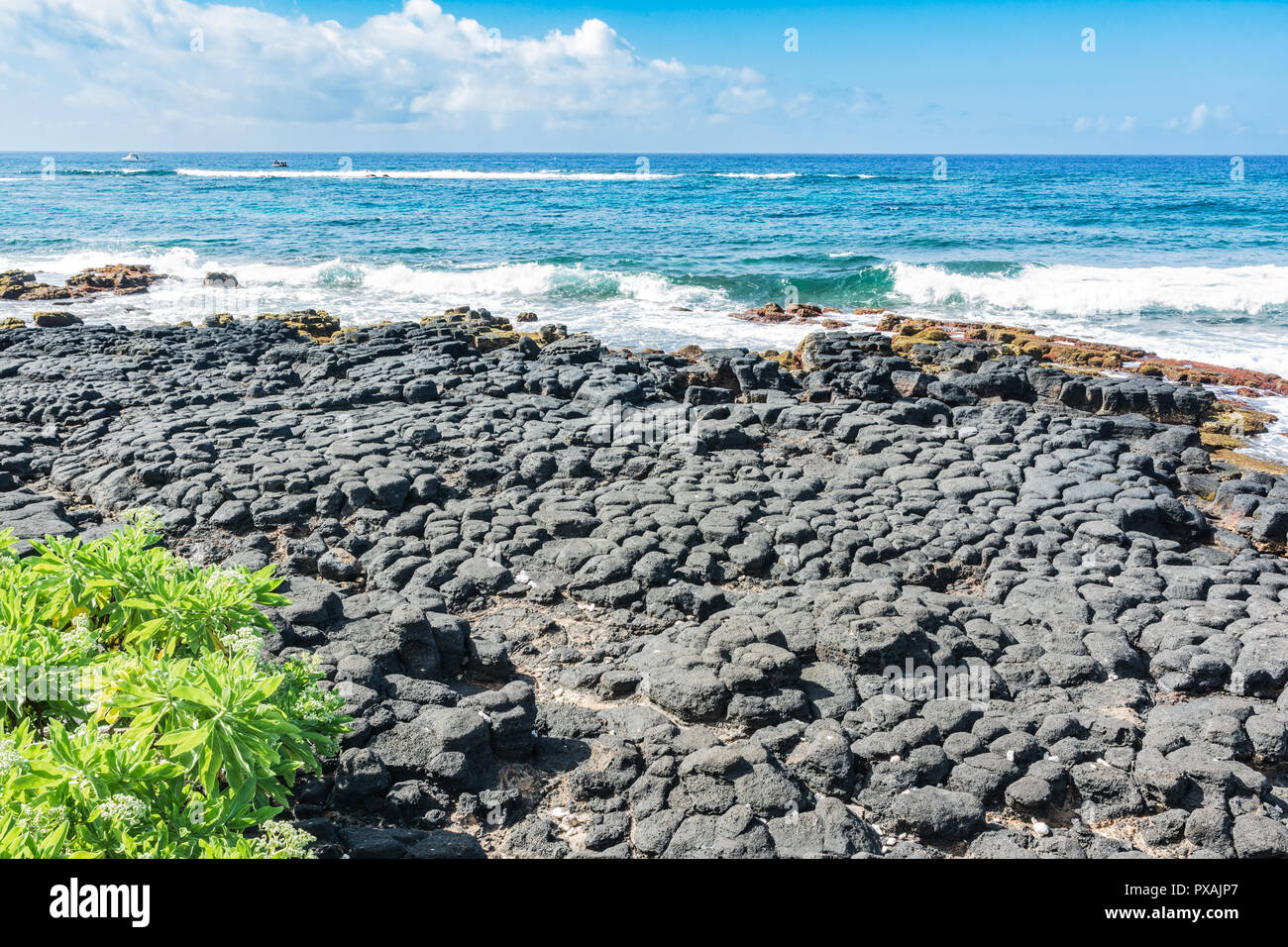 Vista di rocce laviche spiaggia lungo la costa di Spouting Horn, Kauai, Hawaii Foto Stock