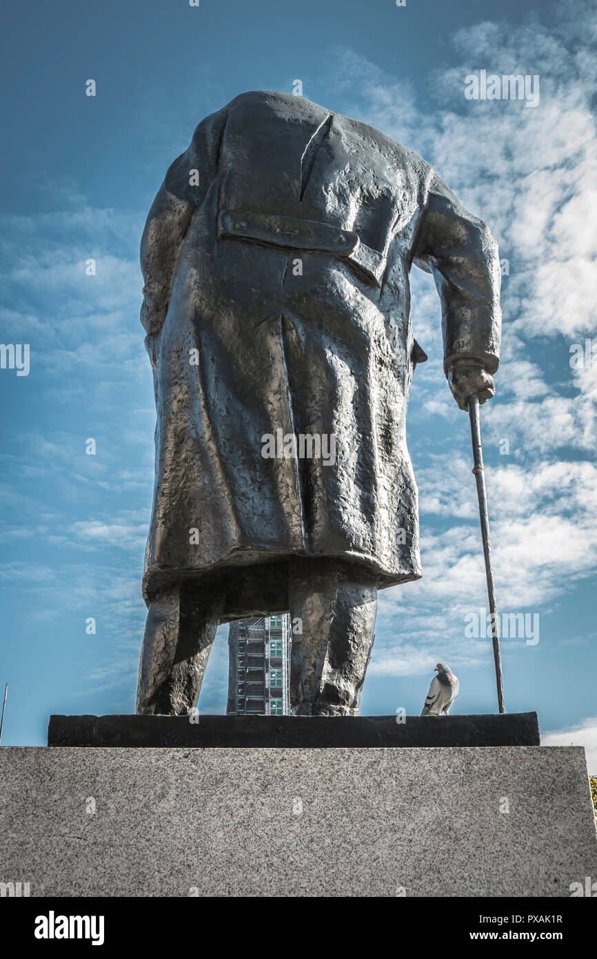 Ivor Roberts-Jones' statua in bronzo del Primo Ministro Winston Churchill in piazza del Parlamento, London, England, Regno Unito Foto Stock