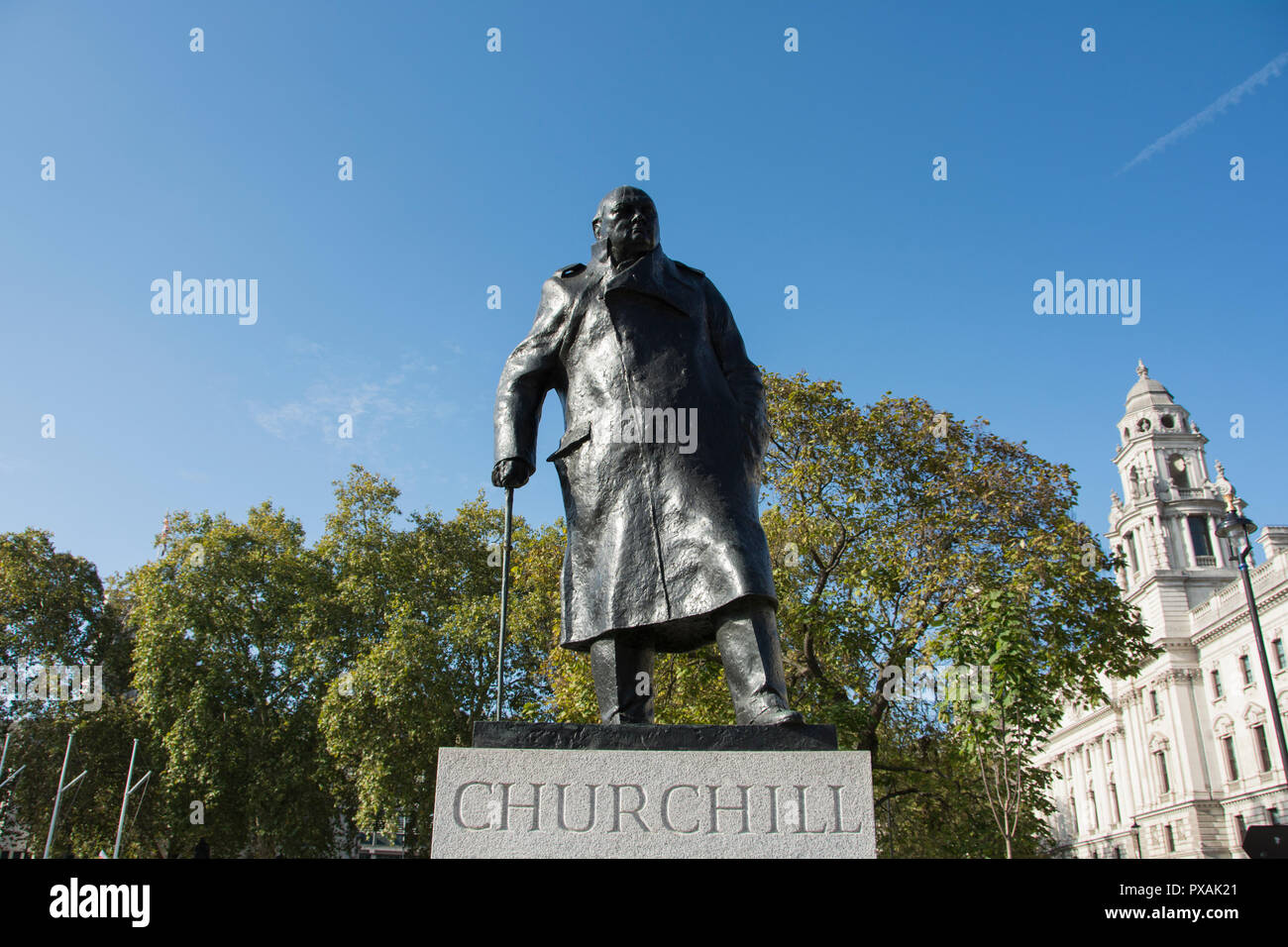 Ivor Roberts-Jones' statua in bronzo del Primo Ministro Winston Churchill in piazza del Parlamento, London, England, Regno Unito Foto Stock