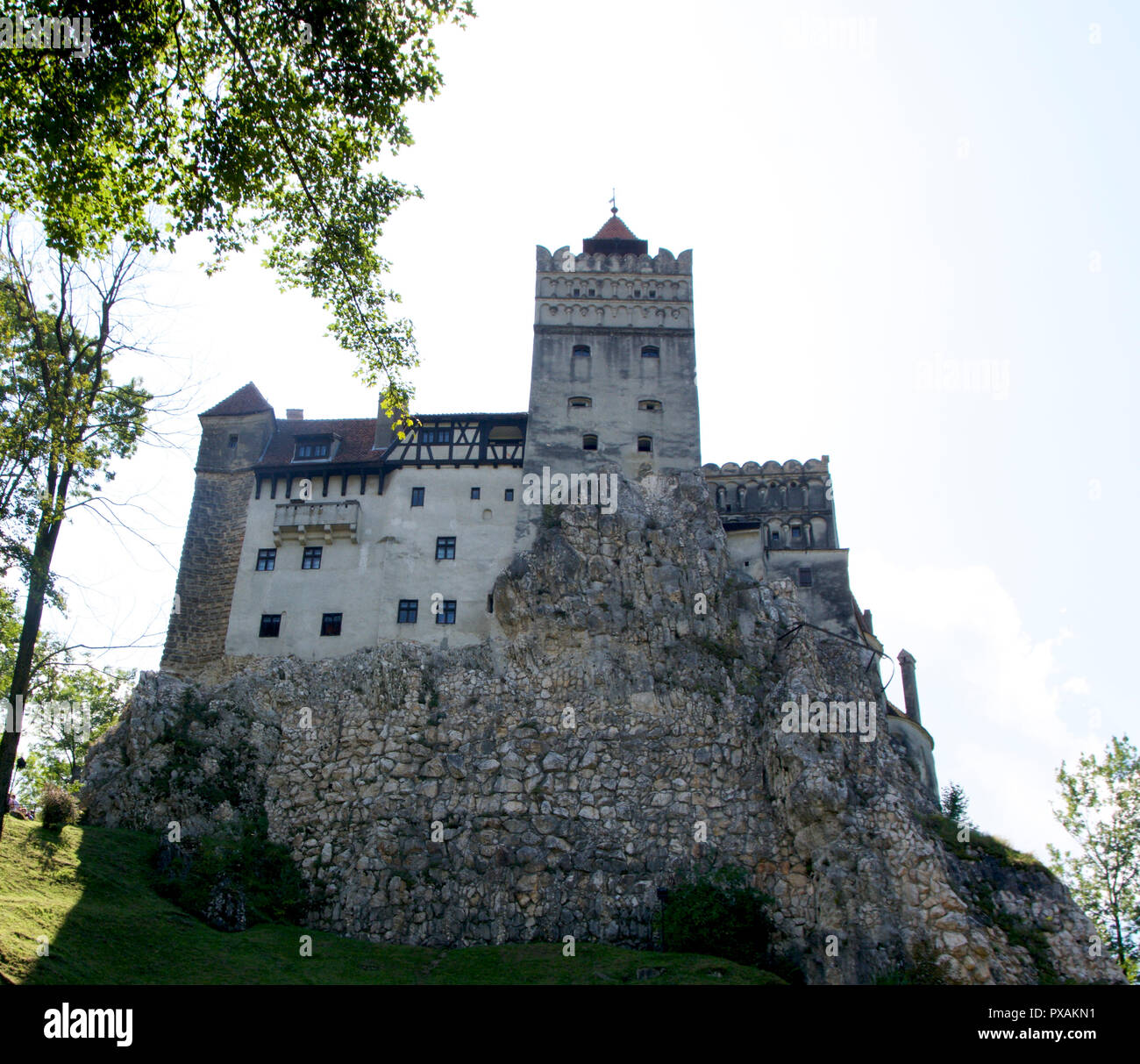 Castello di Bran, noto anche come Castello di Dracula, associato con VladII, l'Impalatore, situato nei pressi di Brasov, tra la Transilvania e la Valacchia in Romania. Foto Stock