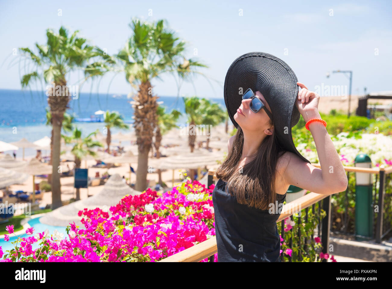 Donna in hat sulla spiaggia Foto Stock