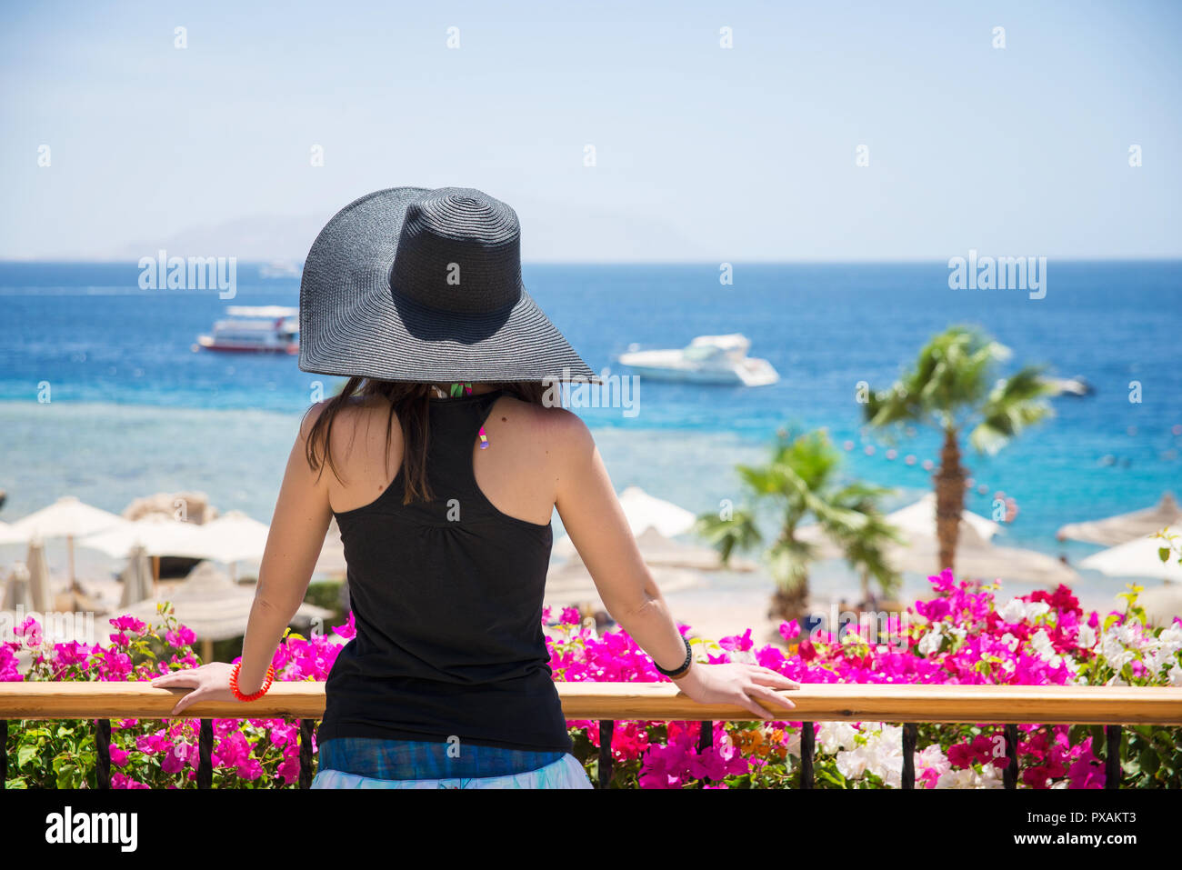 Donna in hat sulla spiaggia Foto Stock