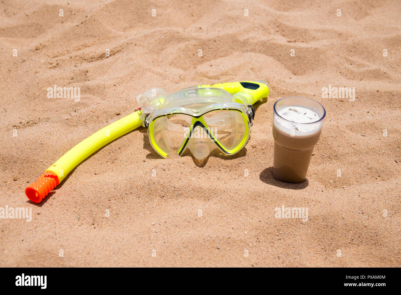 Fare snorkeling e un drink in un bicchiere Foto Stock