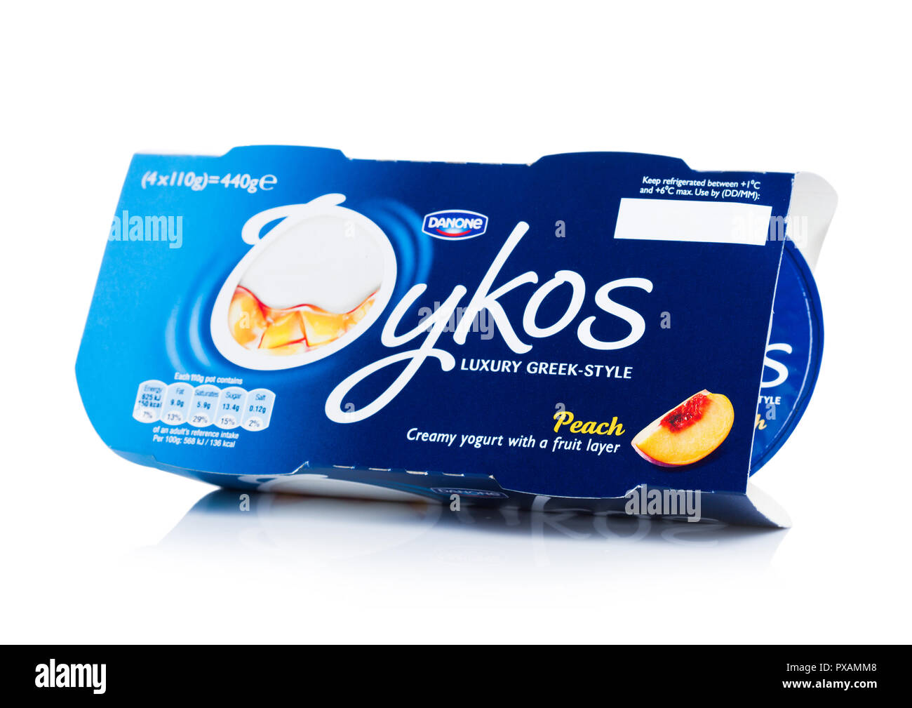 LONDON, Regno Unito - 20 ottobre 2018: Pack di Oykos lusso stile greco yogurt cremoso con strato di frutta su bianco. Peach. Prodotto da Danone. Foto Stock