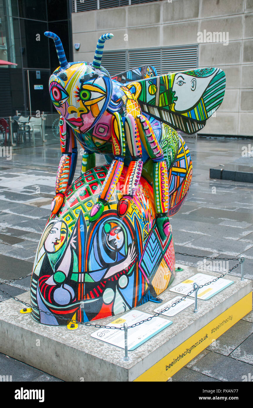 Pablo Bee-Casso, da Jenny Leonard. Uno dei Bee nella città sculture, Crown Square, Spinningfields, Manchester, Regno Unito. Foto Stock