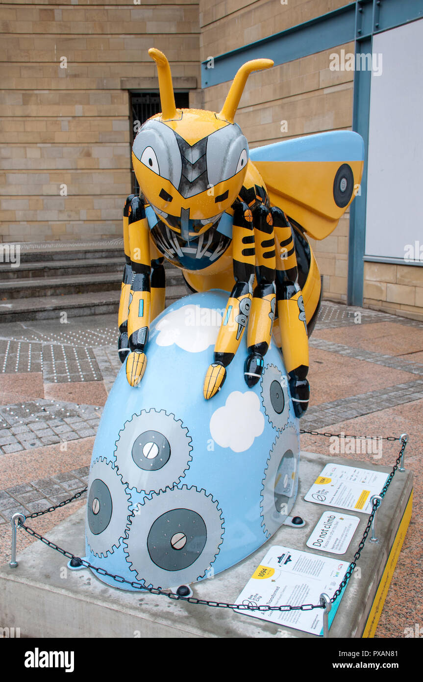 Una città trasformata, da Helen Russell creazioni. Uno dei Bee nella città sculture, Great Northern Square, Manchester, Regno Unito. Foto Stock
