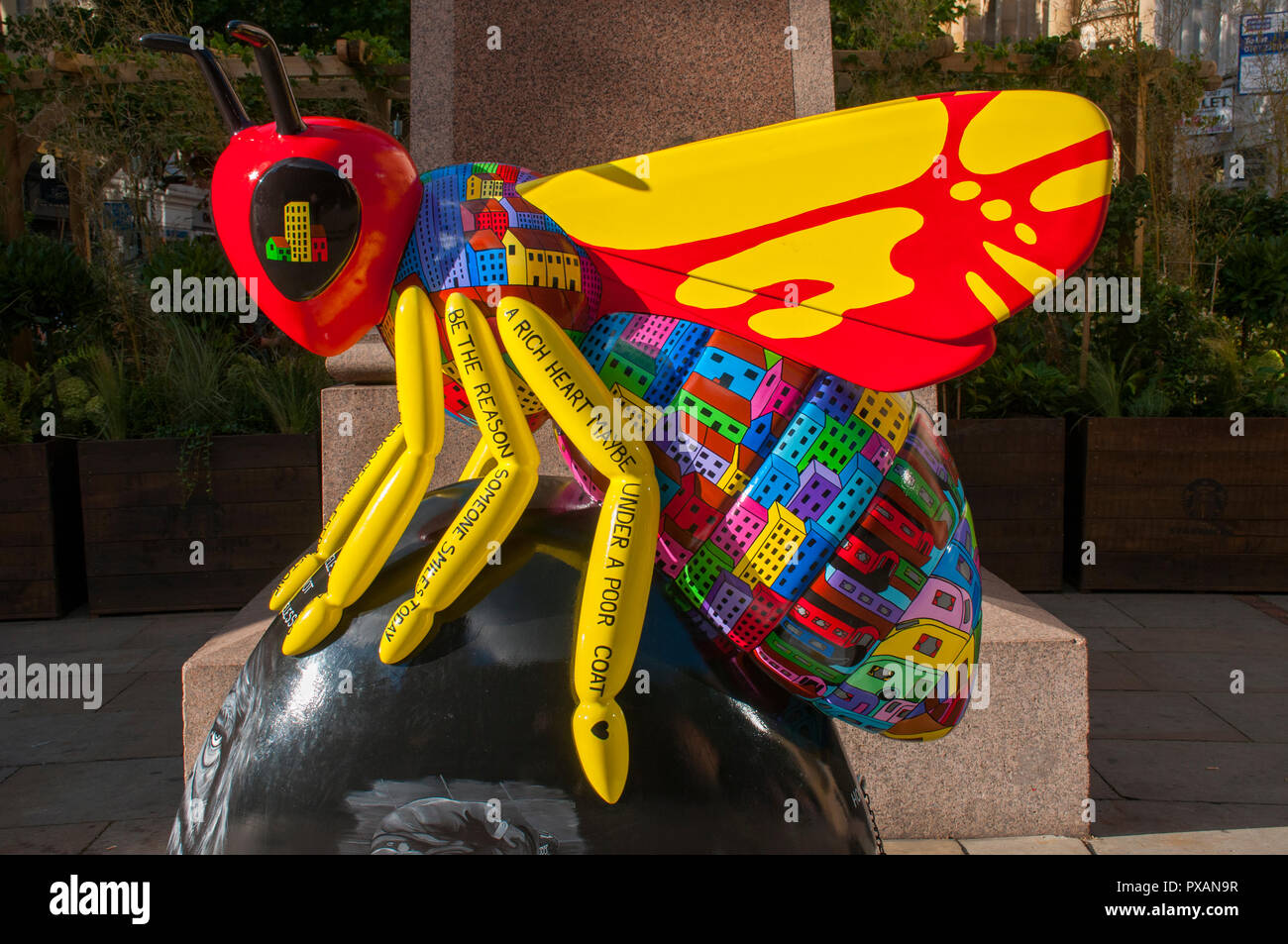 L'homing Bee, da C'Arte Dawes. Uno dei Bee nella città sculture, St. Anne's Square, Manchester, Regno Unito. Foto Stock