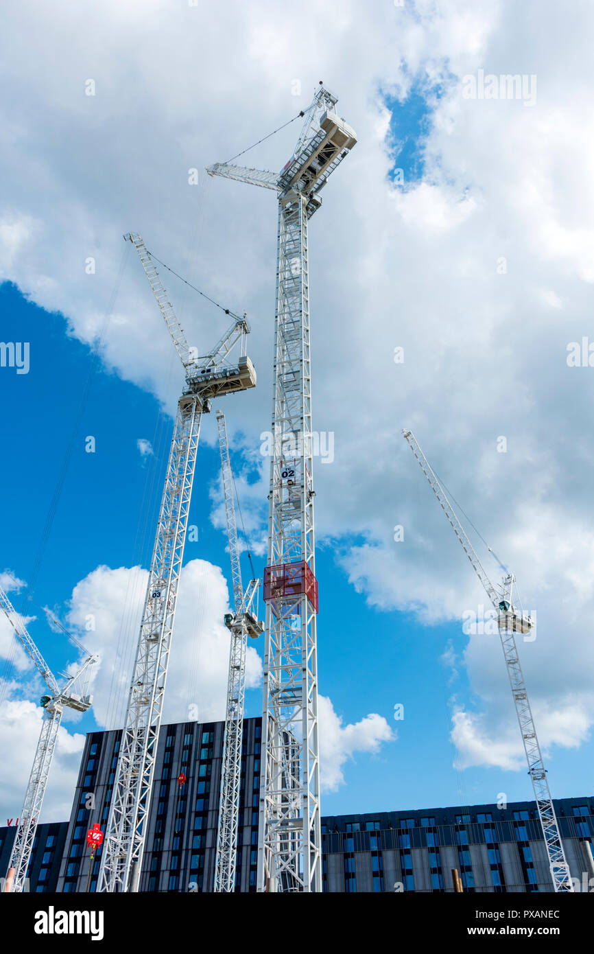 Gru a torre presso il Circolo quadrato e ufficio sviluppo residenziale, Oxford Road, Manchester, Inghilterra, Regno Unito Foto Stock