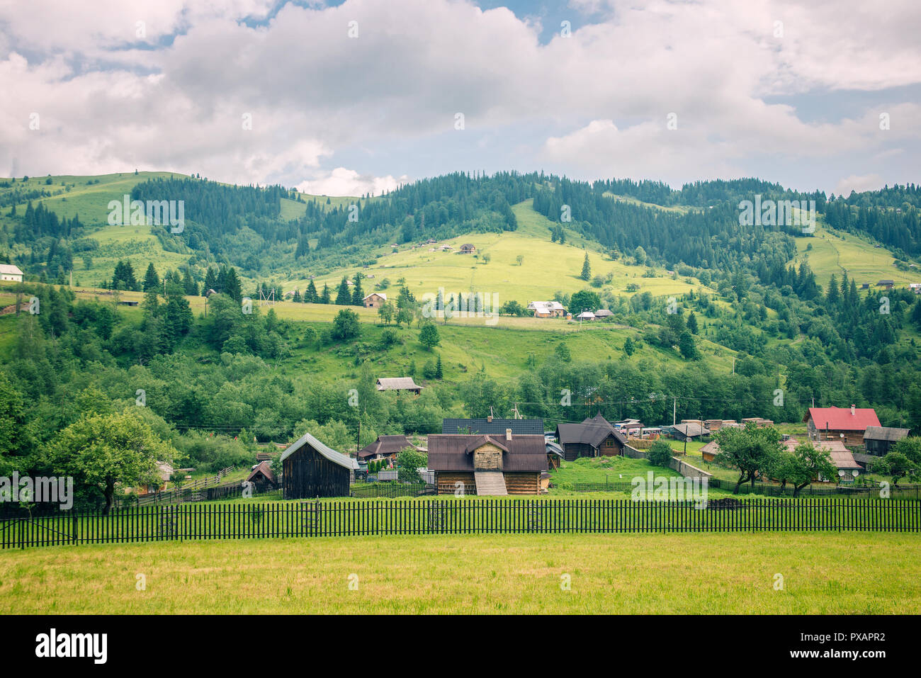 Villaggio nelle montagne dei Carpazi Foto Stock