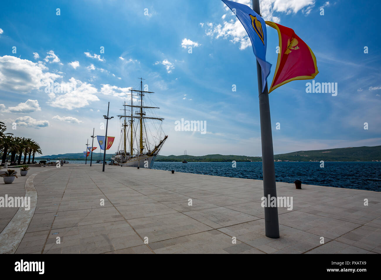 Molla paesaggi diurni vista di una vecchia nave a vela in mare Adriatico quay della bellissima città di lusso di Tivat, Montenegro Foto Stock