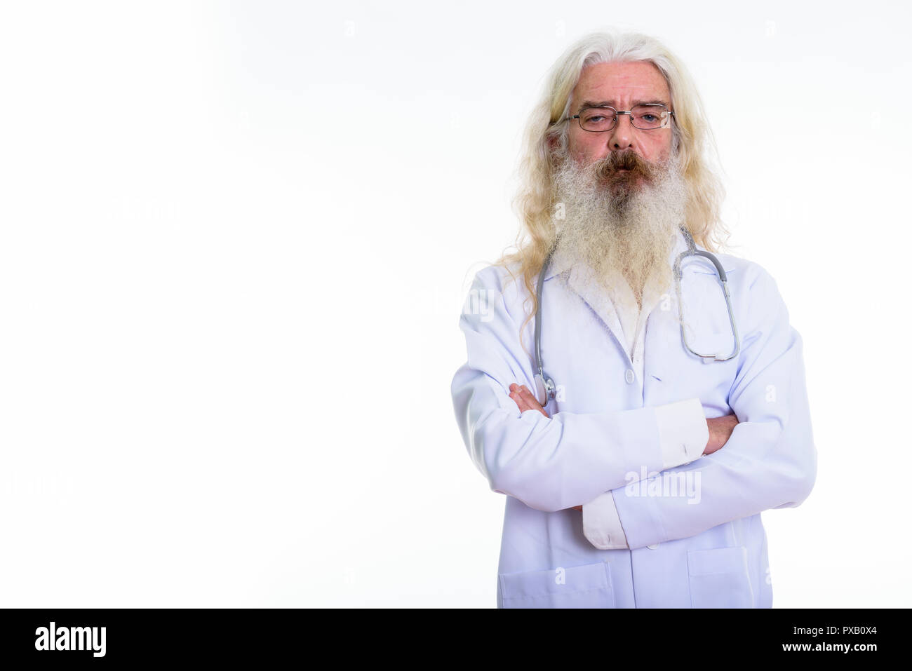 Studio shot di senior uomo barbuto medico indossando occhiali con Foto Stock