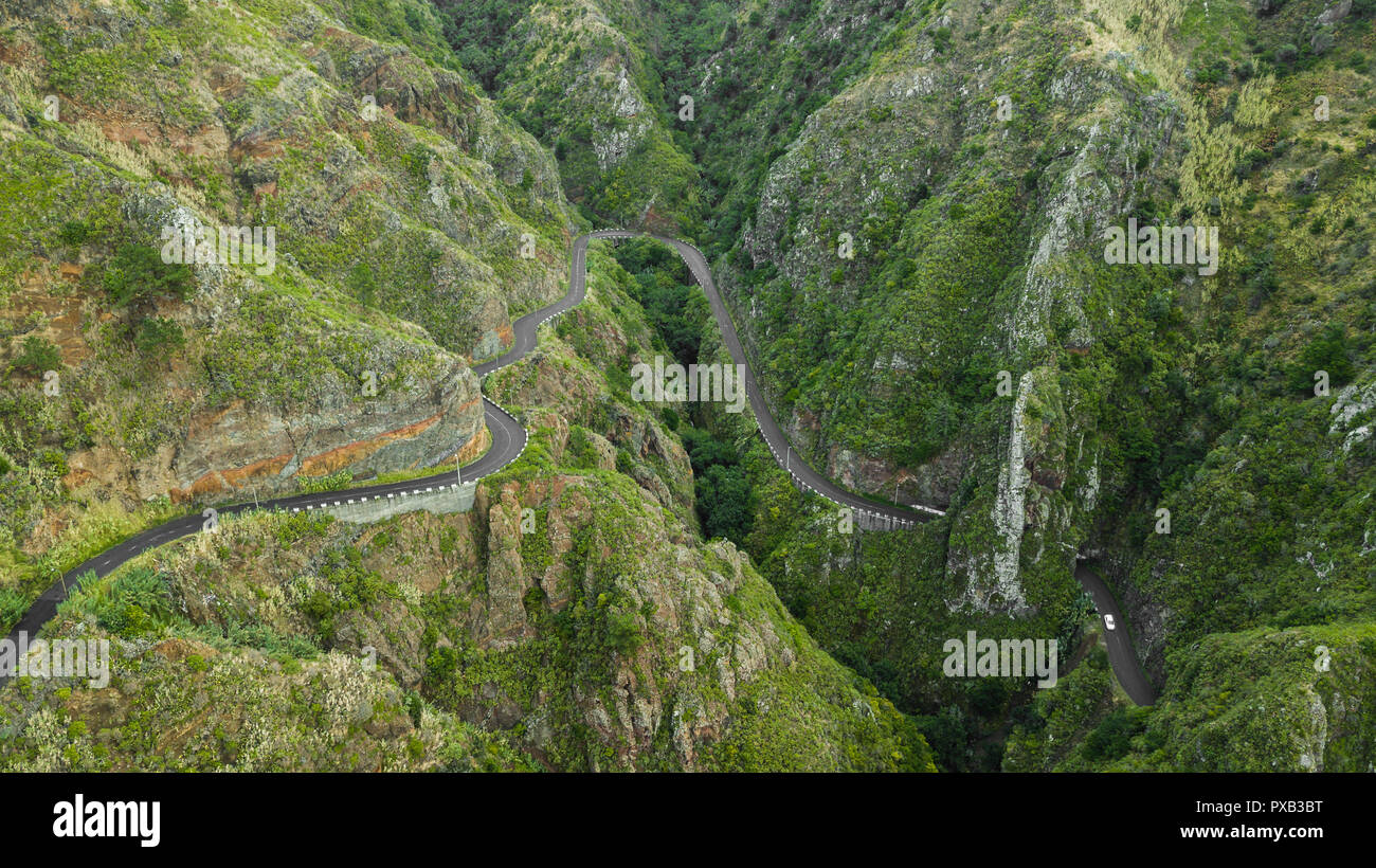 Drone top view bended strada sulla montagna di Paul do Mar, isola di Madeira, Portogallo Foto Stock