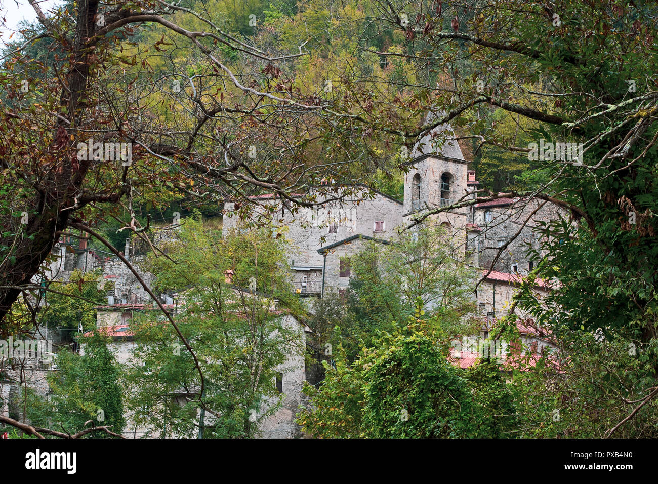Equi Terme, bellissima medievale villaggio termale nelle Alpi Apuane montagne, Toscana, Italia. L'autunno. Famosa per il suo zolfo Zolfo acqua a molla. Foto Stock