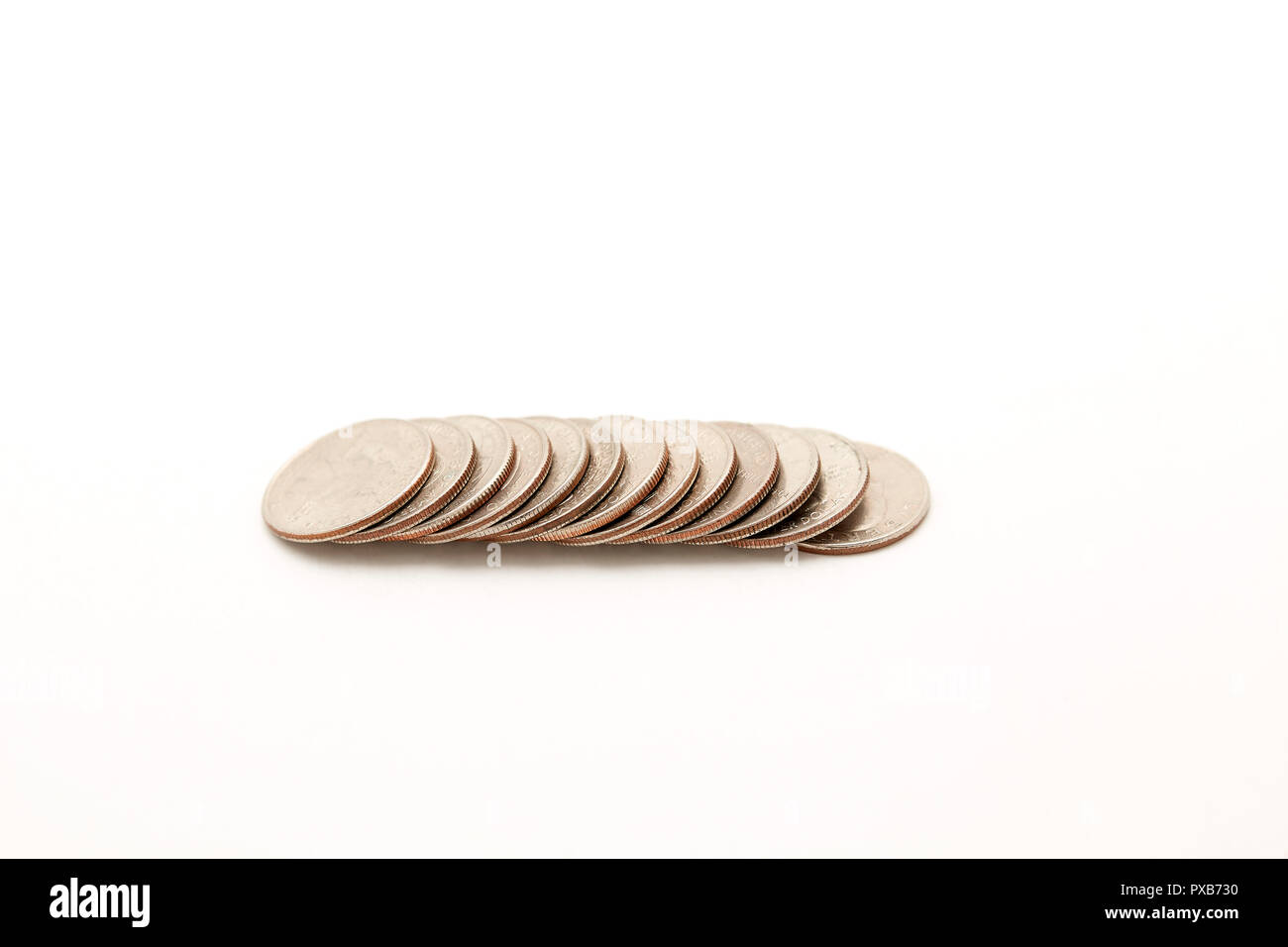 Pila di quarti di monete in cambio di denaro contante mercato risparmio investimenti Prestito pagamento deposito stipendio delle finanze ricchezza Foto Stock