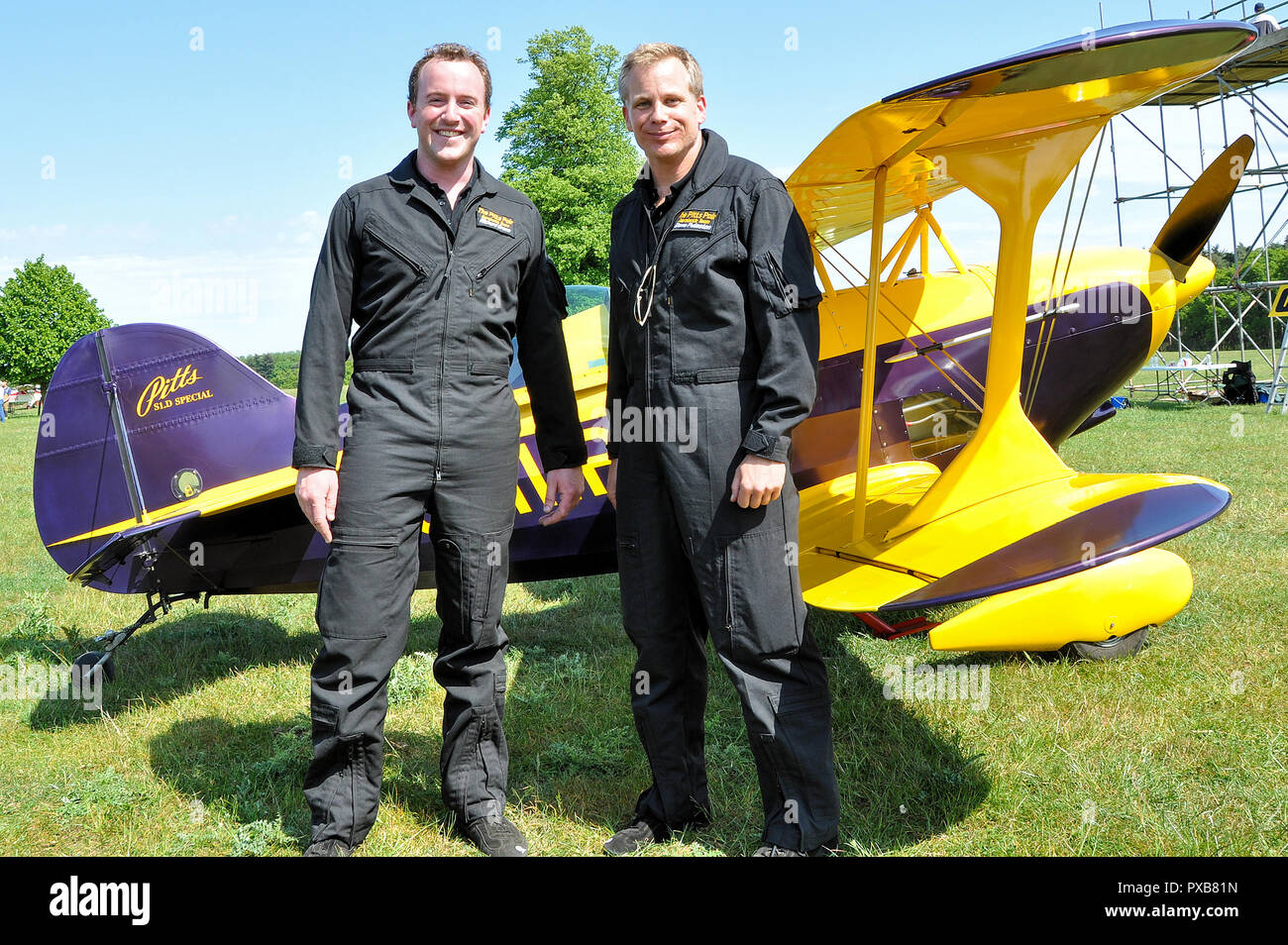 Richard Grace e Dave Puleston, piloti del Pitts Pair, Trig Aerobatic Team di Pitts Special Planes a Henham Park, Suffolk, Regno Unito, per uno spettacolo aereo Foto Stock