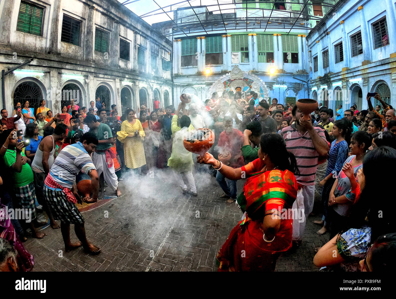 Hooghly, India. Xix oct, 2018. La civiltà indù stanno celebrando l'immersione di Devi durga chiamato come Vijaya Dashami noto anche come Dasahara, Dasara Dussehra, il decimo giorno del Festival Navatri . Le donne sono la riproduzione di polvere rossa chiamato come Sindur come da tradizione rituale . Credito: Avishek Das/Pacific Press/Alamy Live News Foto Stock