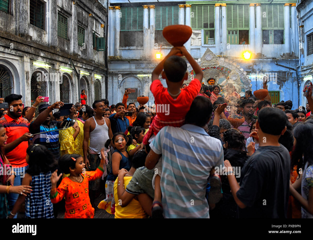 Hooghly, India. Xix oct, 2018. La civiltà indù stanno celebrando l'immersione di Devi durga chiamato come Vijaya Dashami noto anche come Dasahara, Dasara Dussehra, il decimo giorno del Festival Navatri . Le donne sono la riproduzione di polvere rossa chiamato come Sindur come da tradizione rituale . Credito: Avishek Das/Pacific Press/Alamy Live News Foto Stock