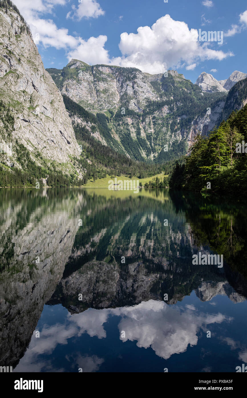 Riflessioni perfetta delle montagne circostanti nelle acque di Obersee, Parco Nazionale di Berchtesgaden, Baviera, Germania Foto Stock