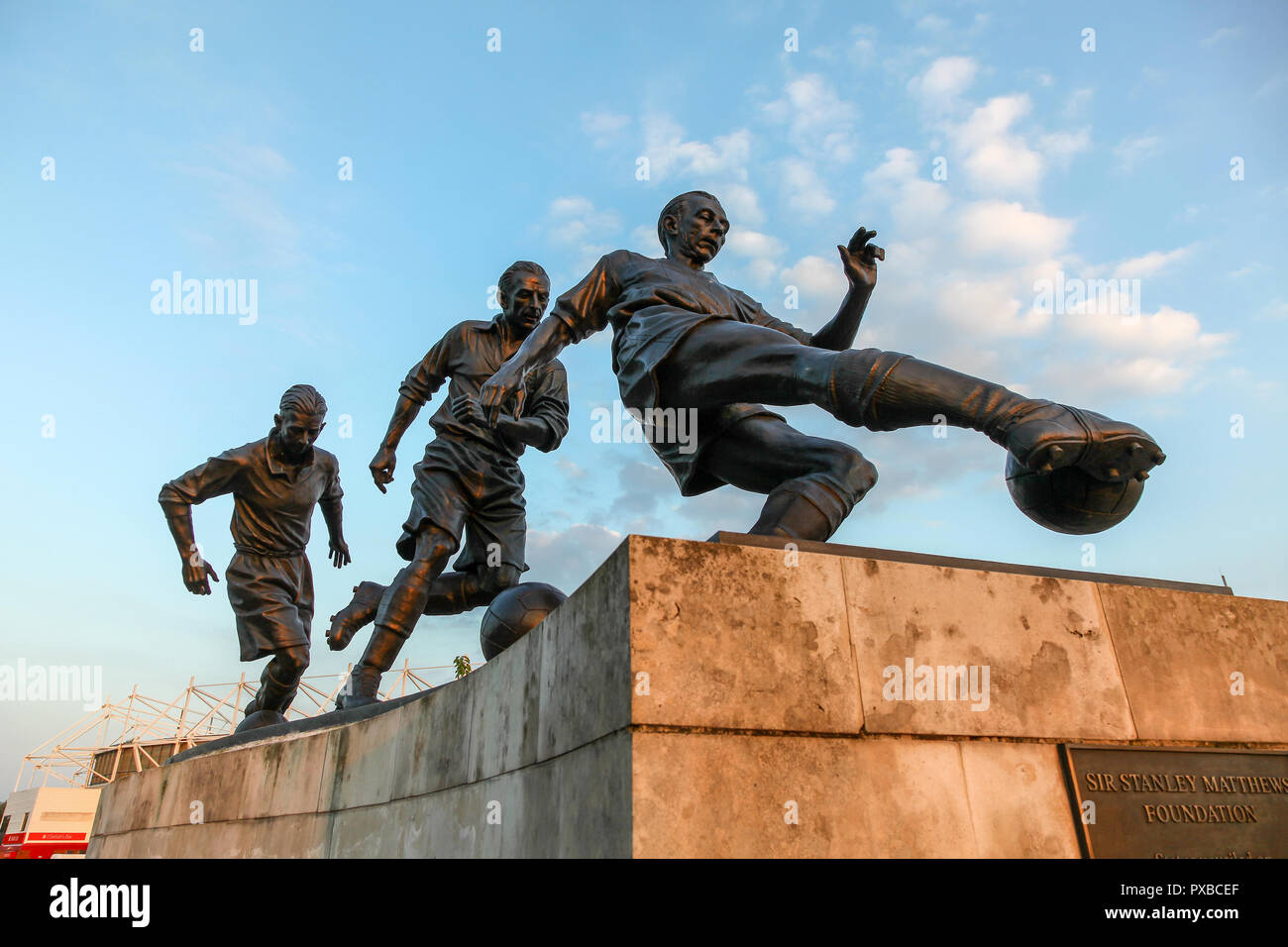 Statua di Sir Stanley Matthews al Bet 365 (ERA) Britannia Stadium casa di Stoke City Football Club, Stoke on Trent, Staffordshire, England, Regno Unito Foto Stock