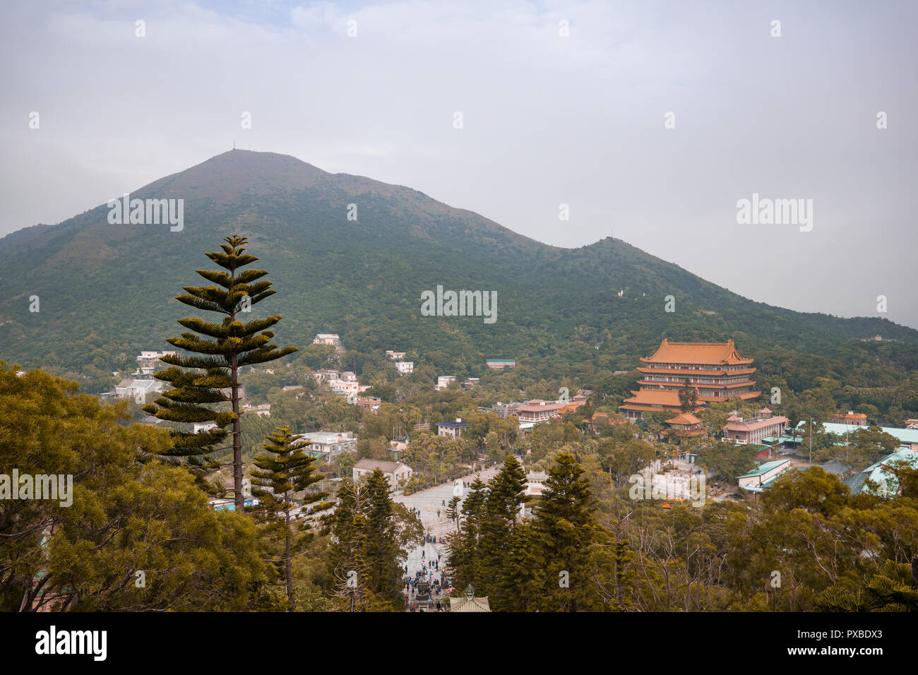 Ngong Ping è uno dei più panoramici mozzafiato, e unità storico sull'isola con lussureggianti valli. Foto Stock