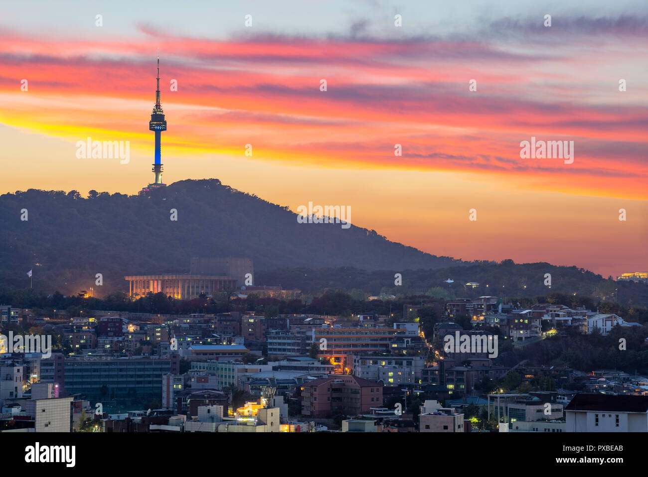 Vista notturna di Seoul e la torre di Seoul in Corea del Sud Foto Stock