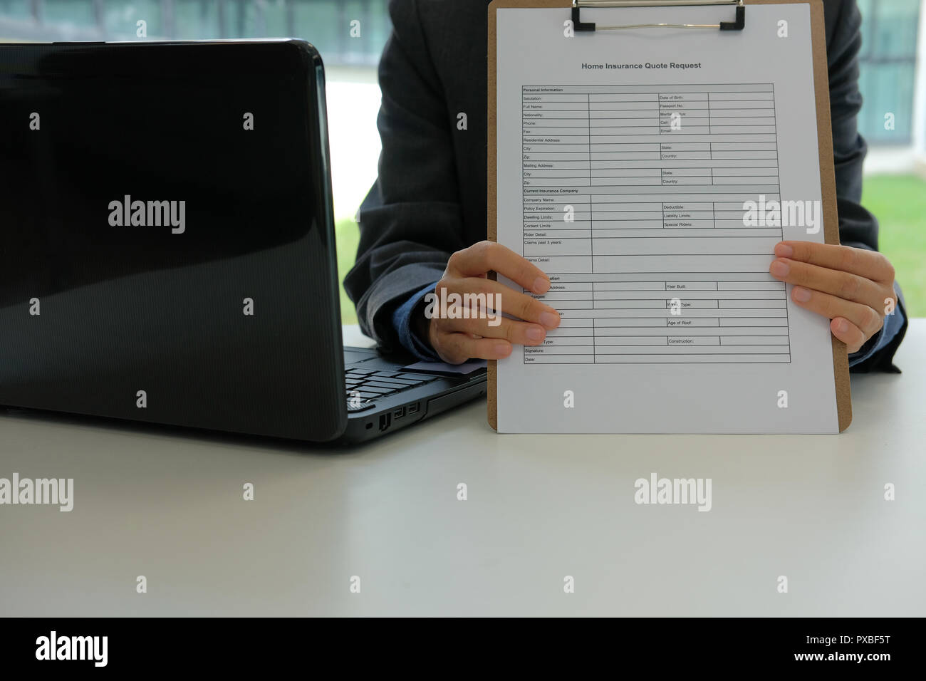 Imprenditore che mostra la casa di assicurazione form di richiesta preventivo Foto Stock