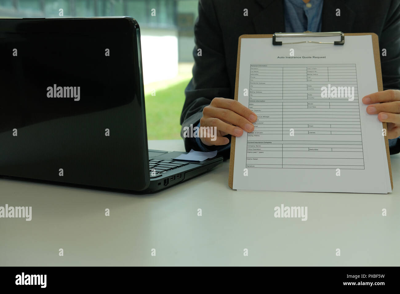 Imprenditore mostra Preventivo assicurazione auto modulo di richiesta Foto Stock