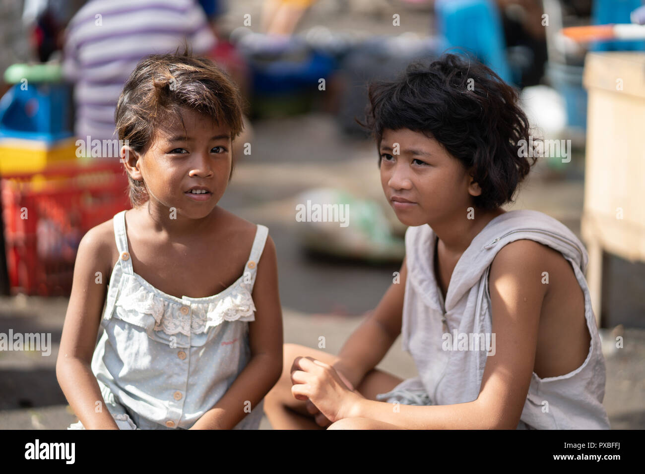 Ritratto ambientale di due giovani ragazze filippini entro il carbonio margket,Cebu City, Filippine Foto Stock