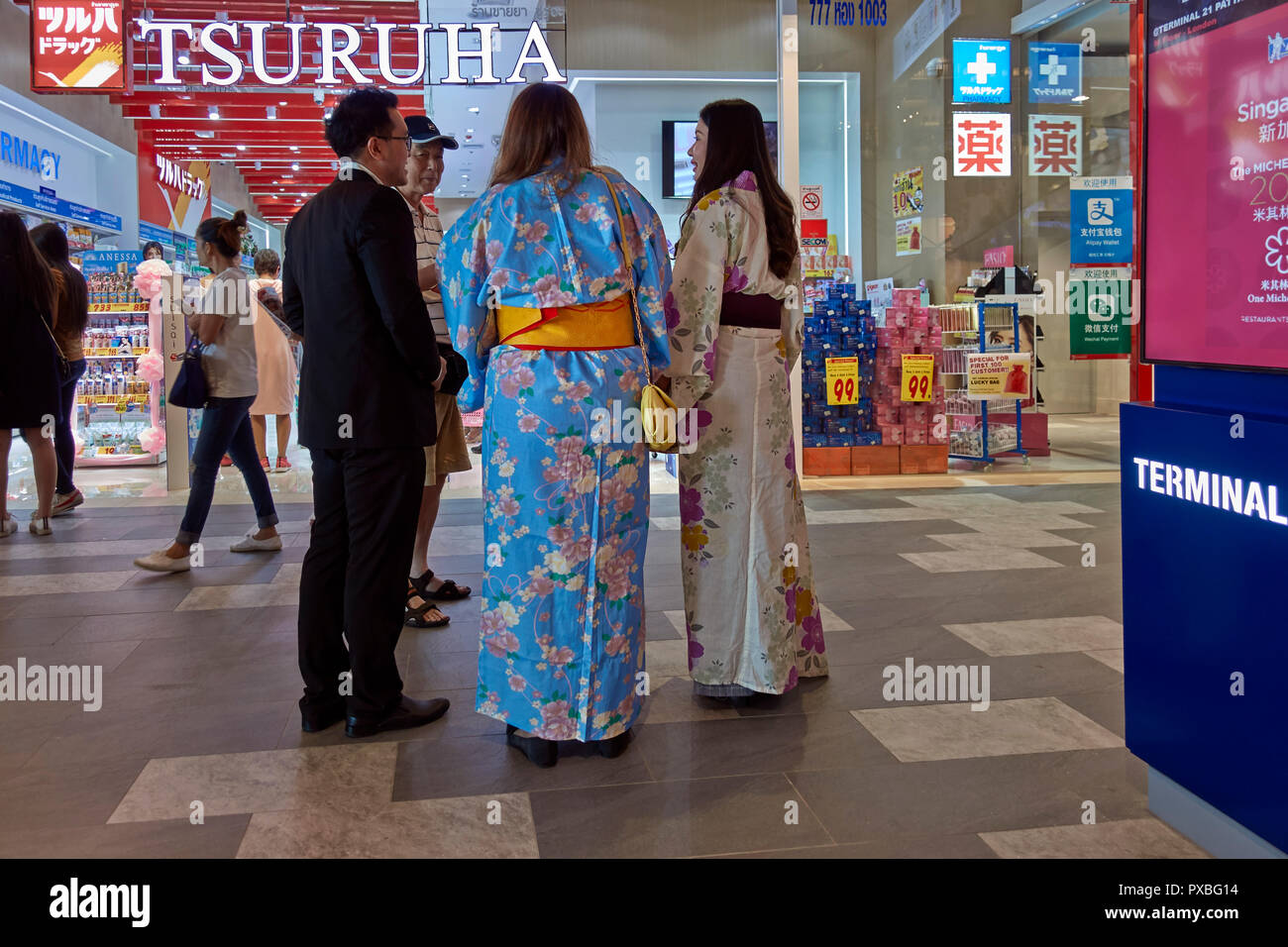 Kimono. Le ragazze che indossano il tradizionale Kimono abito giapponese e il saluto ai clienti presso il terminale 21 shopping mall, Pattaya Thailandia , il sud-est asiatico Foto Stock