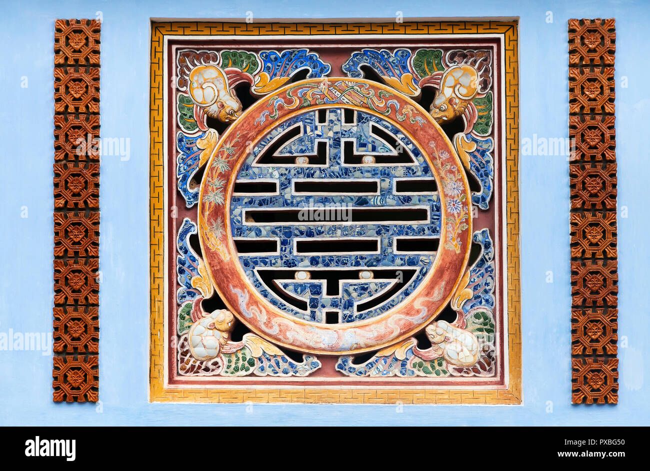 Cinese simbolo della longevità fatta di ceramica nella città imperiale di Hue, Vietnam Foto Stock