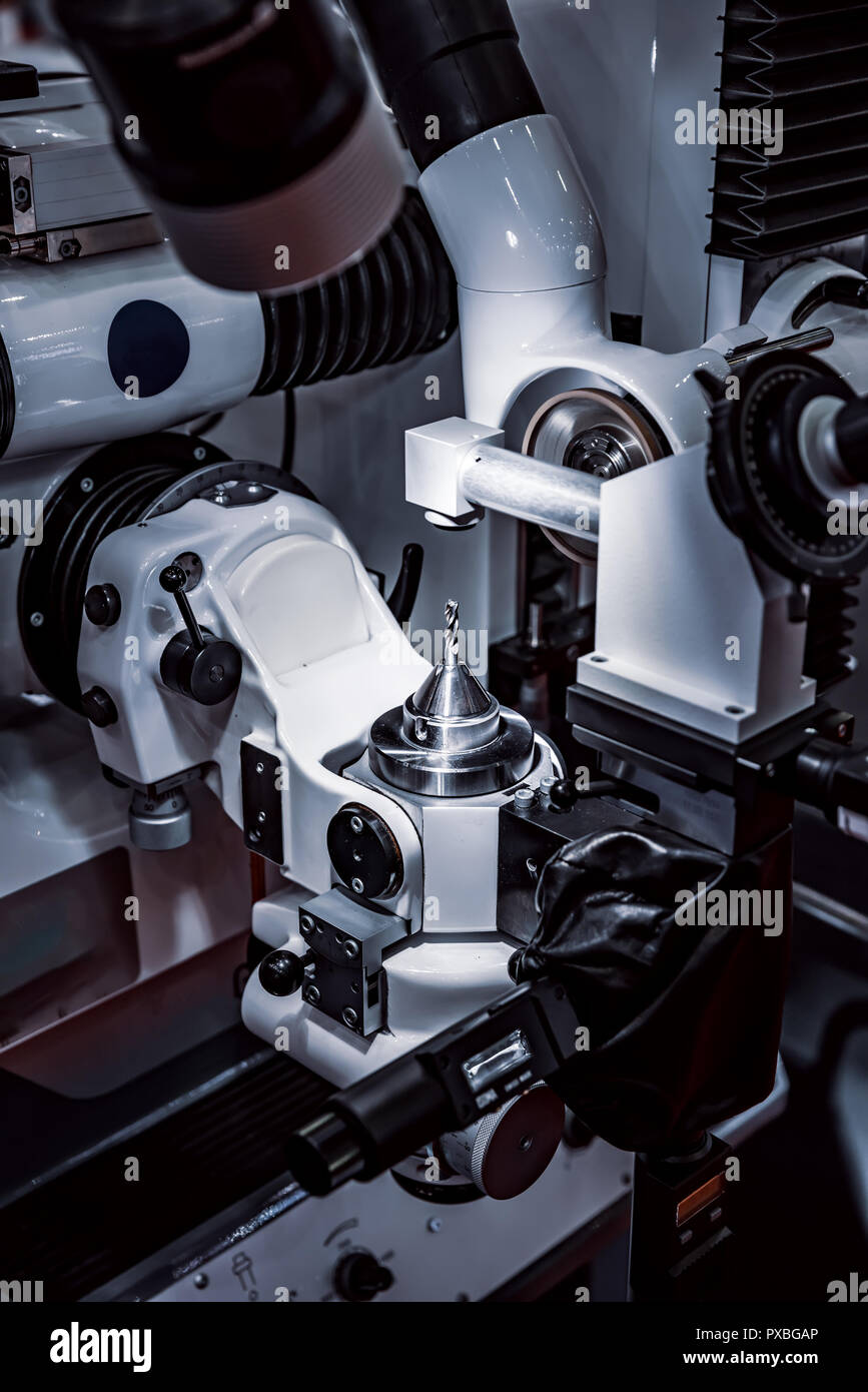 Lavorazione dei metalli macchina CNC. Il taglio di metallo moderna tecnologia di elaborazione. Piccole profondità di campo. Avvertenza - autentica ripresa in avvincenti condit Foto Stock