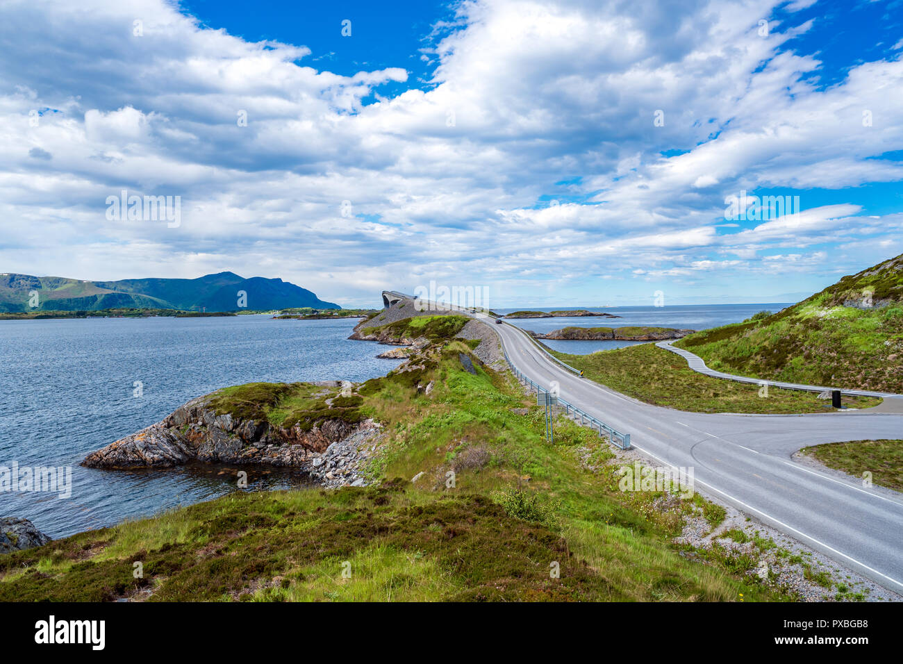 Norvegia Oceano Atlantico su strada o la strada atlantica (Atlanterhavsveien) stato insignito del titolo di "costruzione norvegese del secolo'. La strada classi Foto Stock