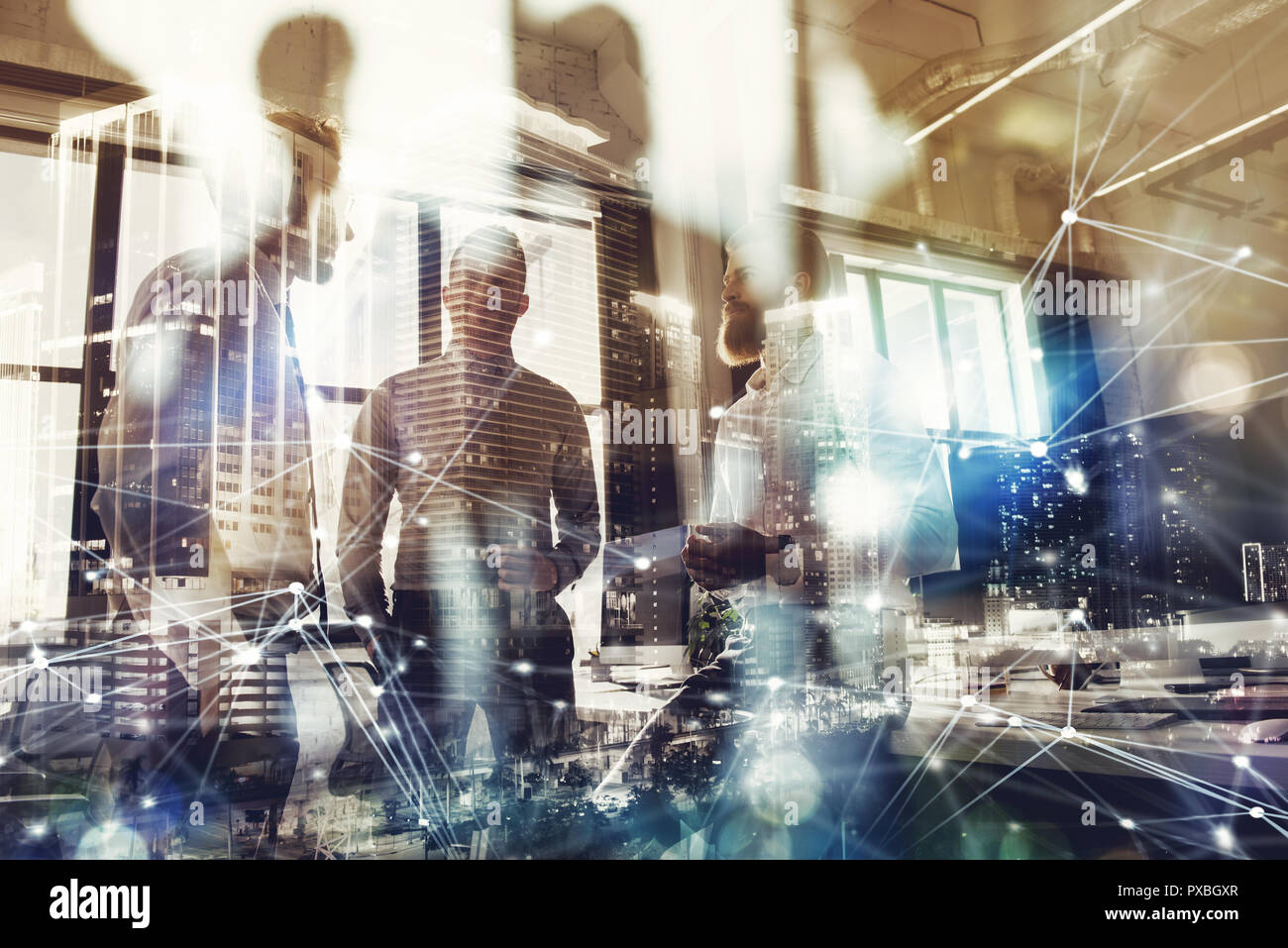 La gente di affari di lavorare insieme in ufficio. Concetto di partnership e il lavoro di squadra. doppia esposizione con la città moderna e gli effetti di luce Foto Stock