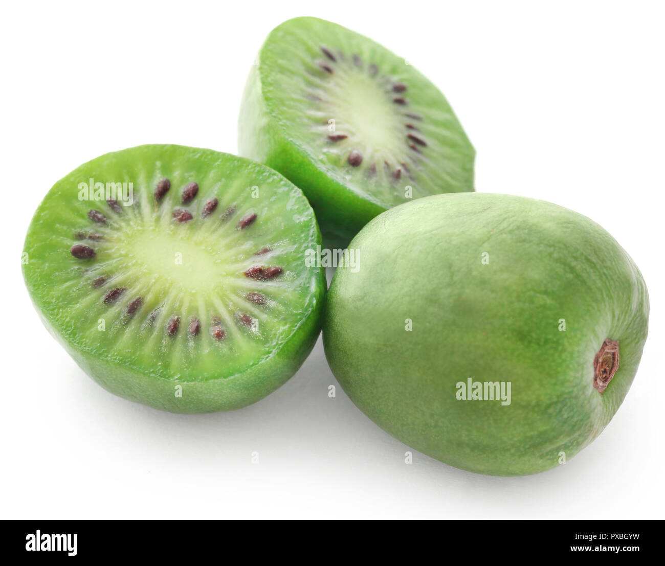 Actinidia arguta noto come kiwi berry su sfondo bianco Foto Stock