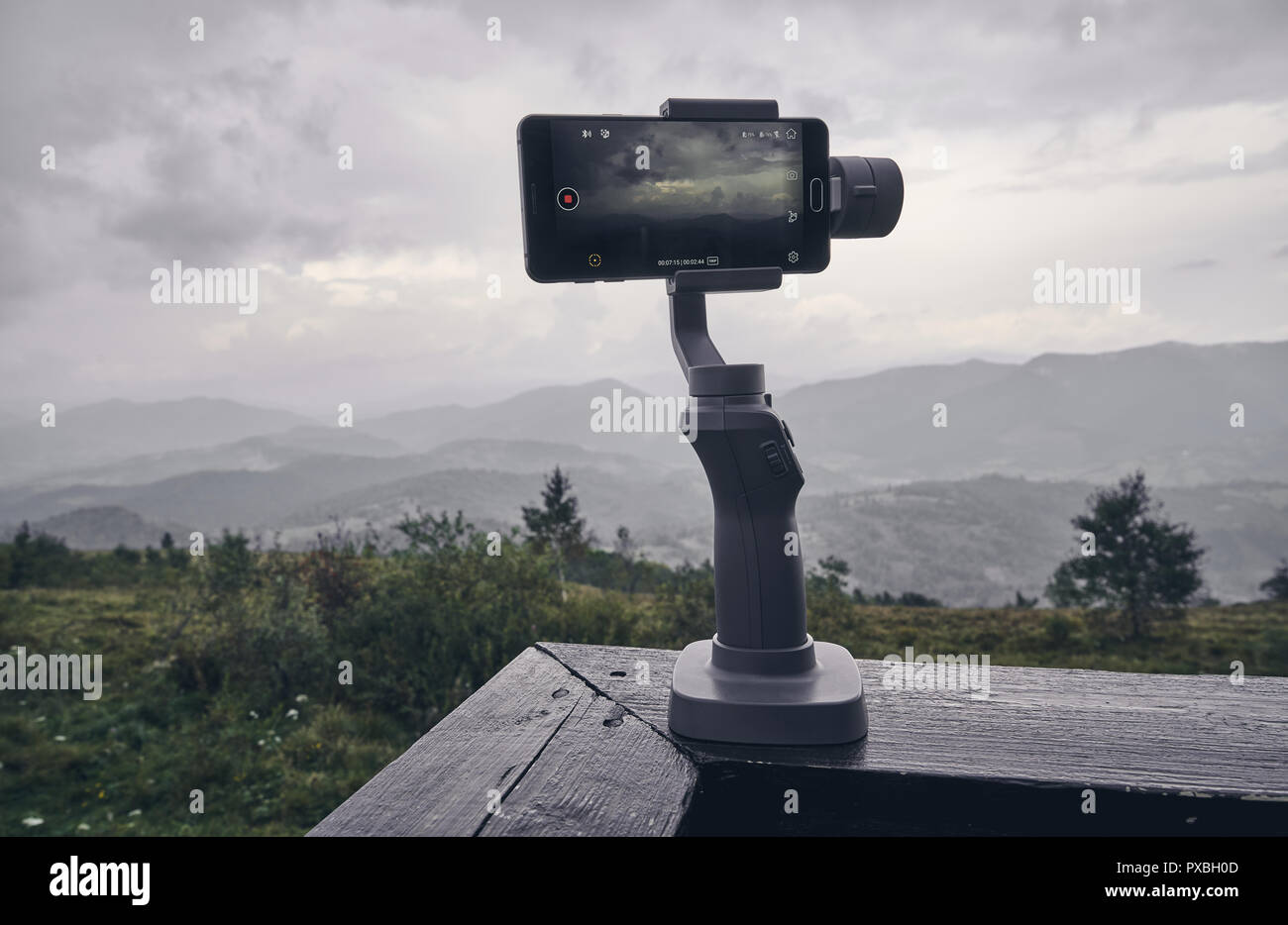 Dispositivo stabilizzatore per il telefono è pronto per l'acquisizione di terreni mozzafiato Foto Stock