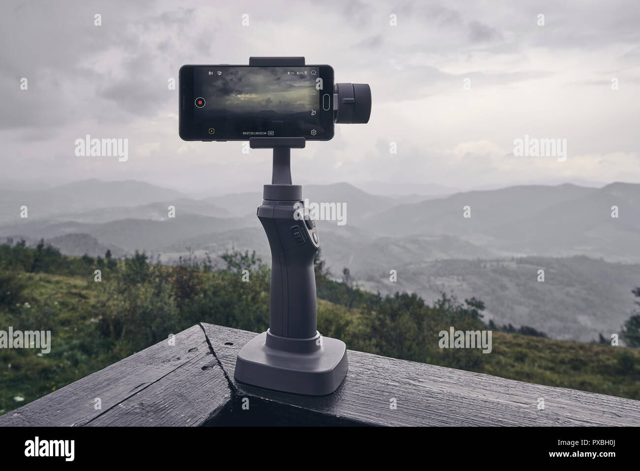 Dispositivo stabilizzatore per il telefono è pronto per l'acquisizione di terreni mozzafiato Foto Stock