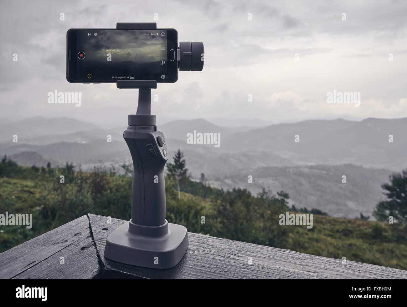 Dispositivo stabilizzatore per il telefono è pronto per l'acquisizione di terreni mozzafiato Foto Stock