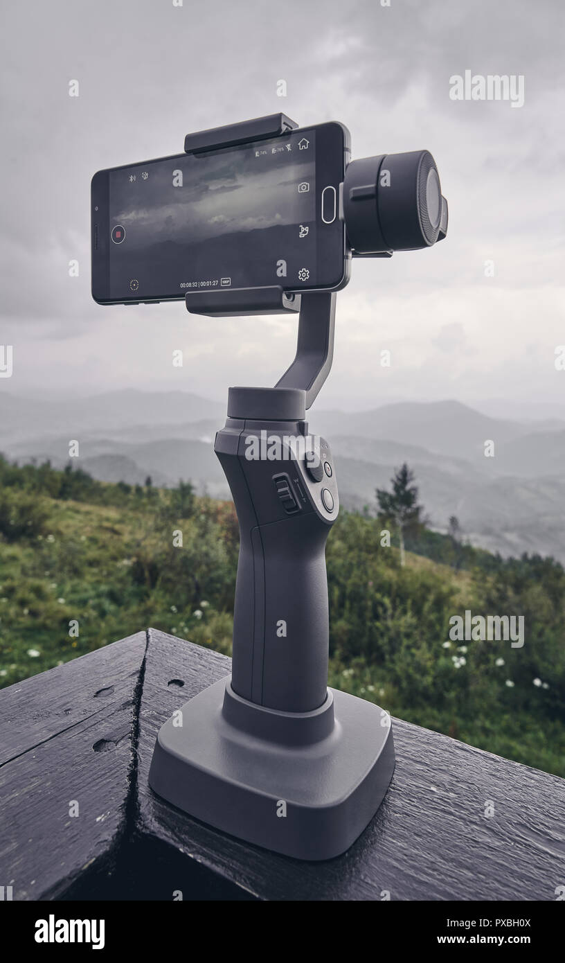 Dispositivo stabilizzatore per il telefono è pronto per l'acquisizione di terreni mozzafiato Foto Stock