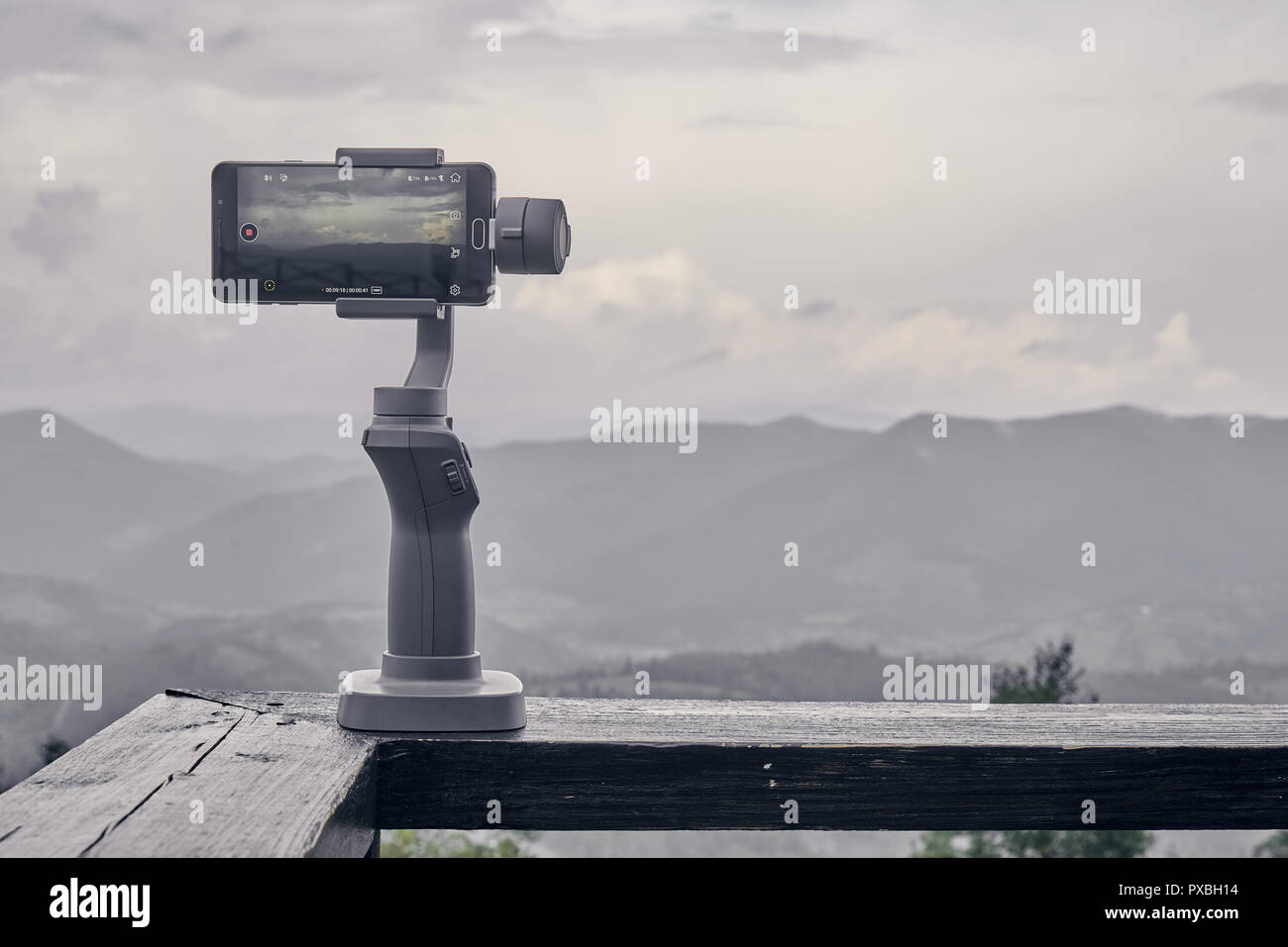 Dispositivo stabilizzatore per il telefono è pronto per l'acquisizione di terreni mozzafiato Foto Stock