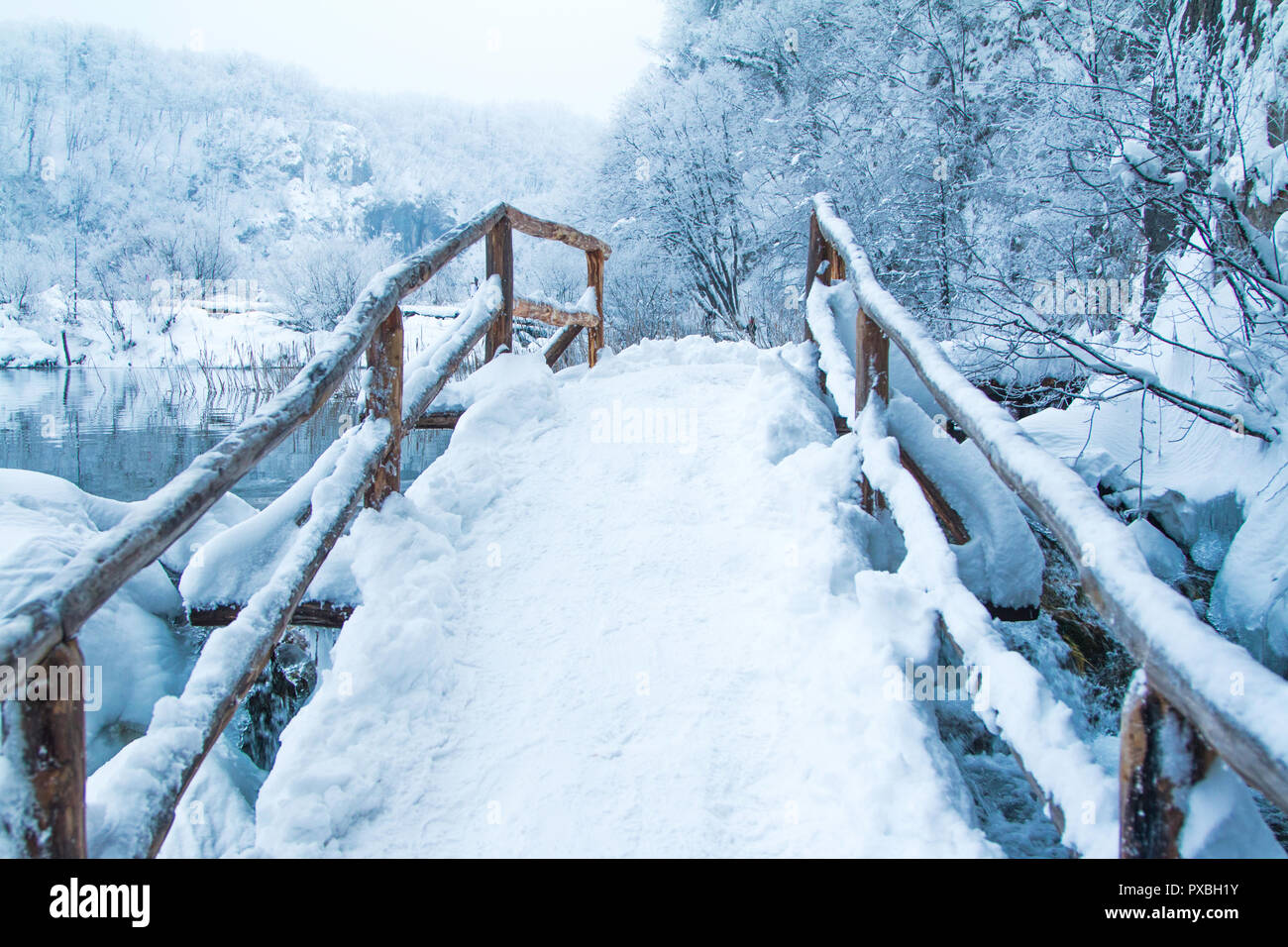 La Croazia e i laghi di Plitvice, il sentiero sotto la neve in una popolare destinazione turistica natura park Plitvicka jezera in inverno Foto Stock