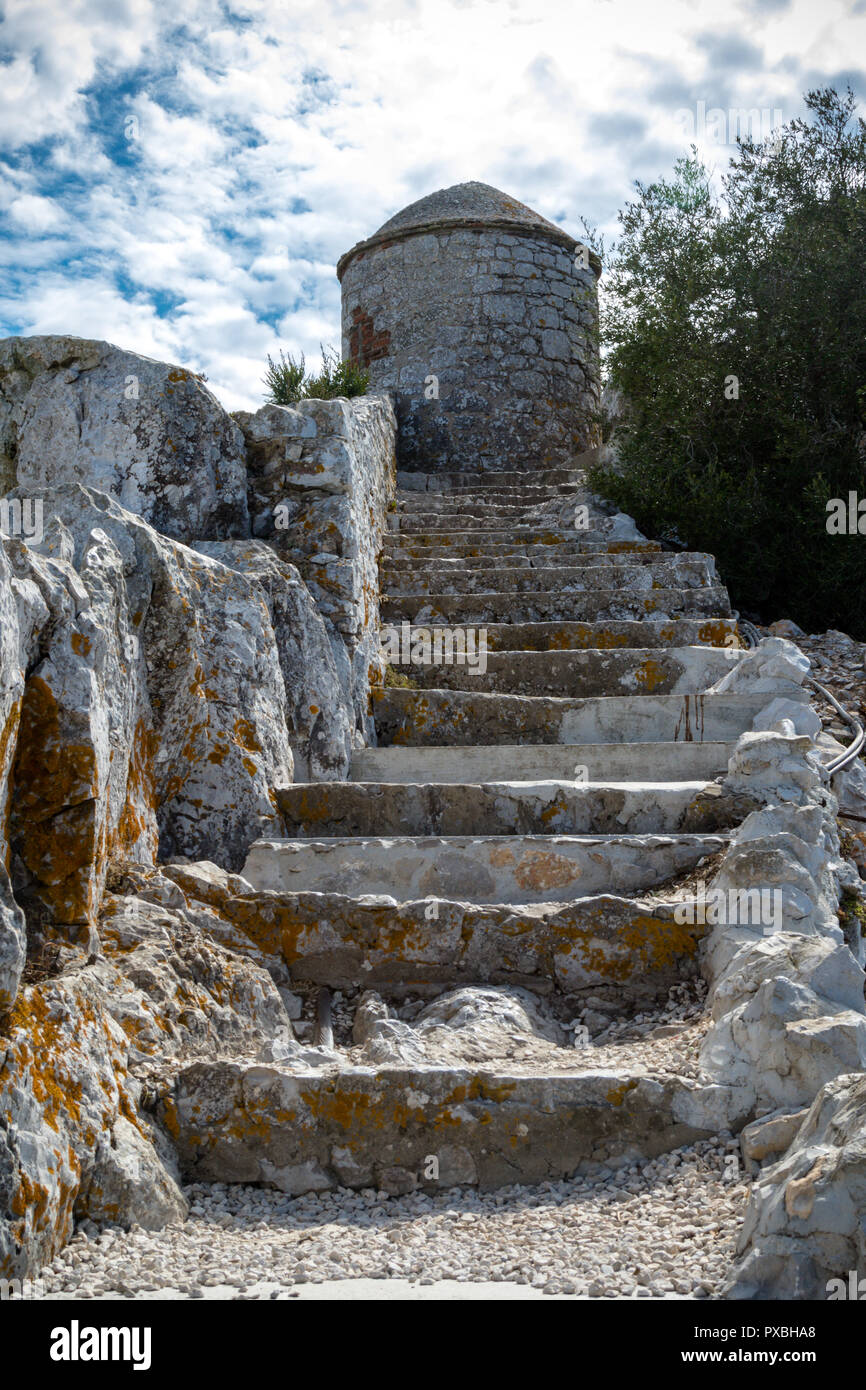 Un sentiero sulla Rocca di Gibilterra. Gibilterra è un British Overseas territorio situato sulla punta meridionale della Spagna Foto Stock