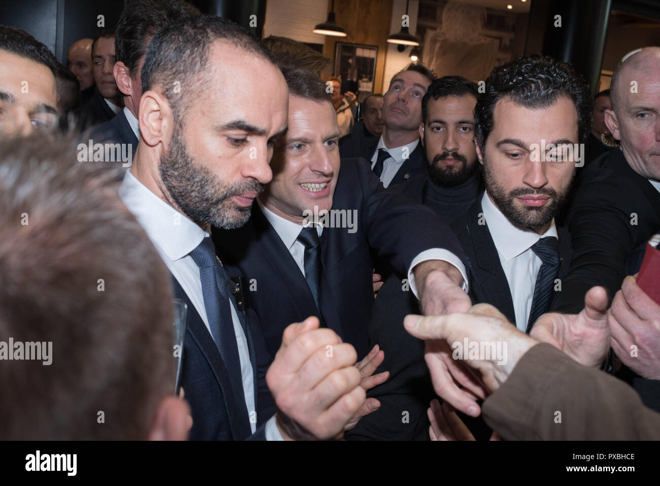 Il presidente francese Emmanuel Macron visiti la 55th International Fiera Agricola presso il centro esposizioni di Porte de Versailles a Parigi . Foto Stock