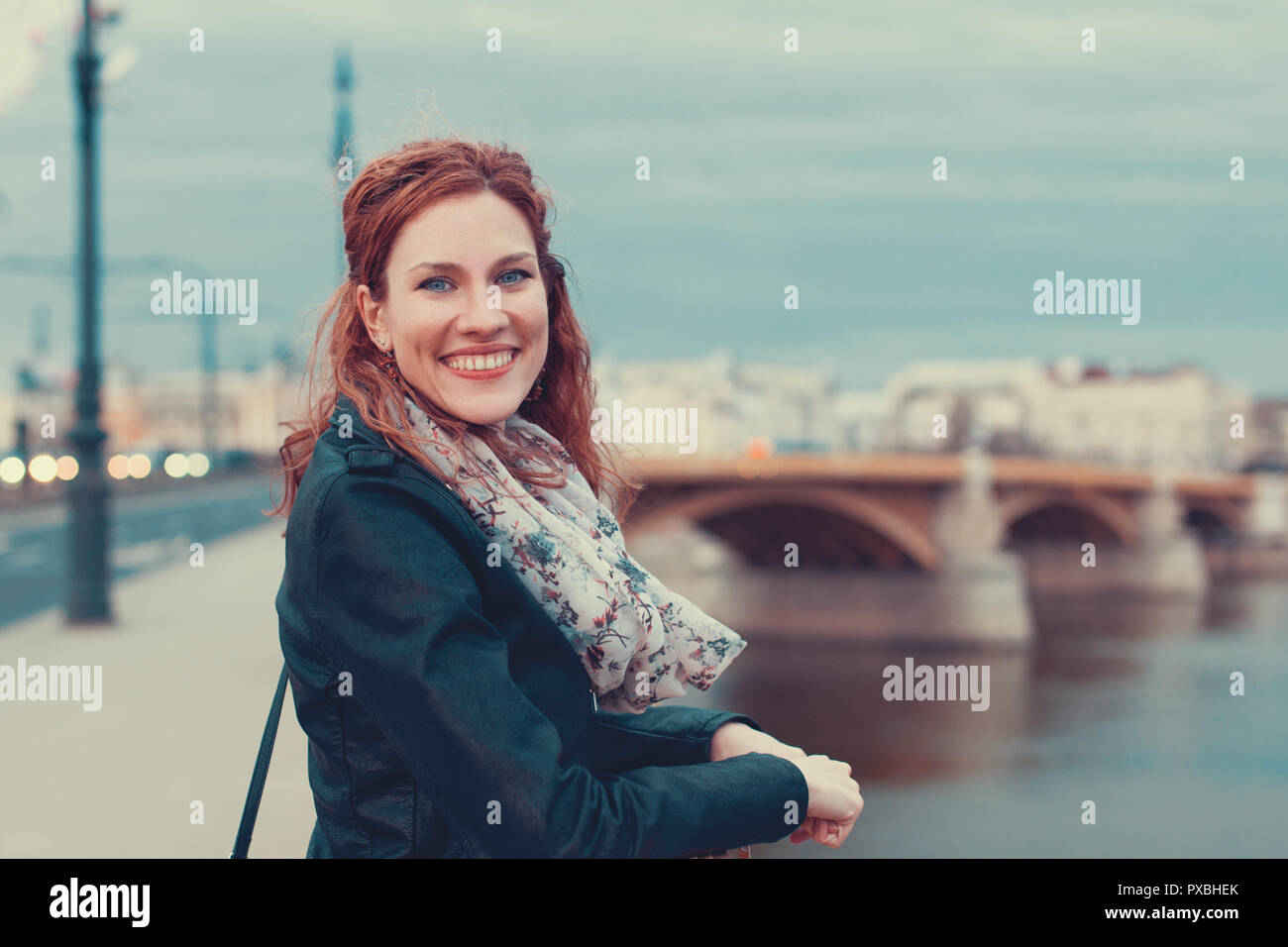 Felice giovane spensierato redhead donna sorriso toothy sul ponte Margherita, Budapest, Ungheria Foto Stock