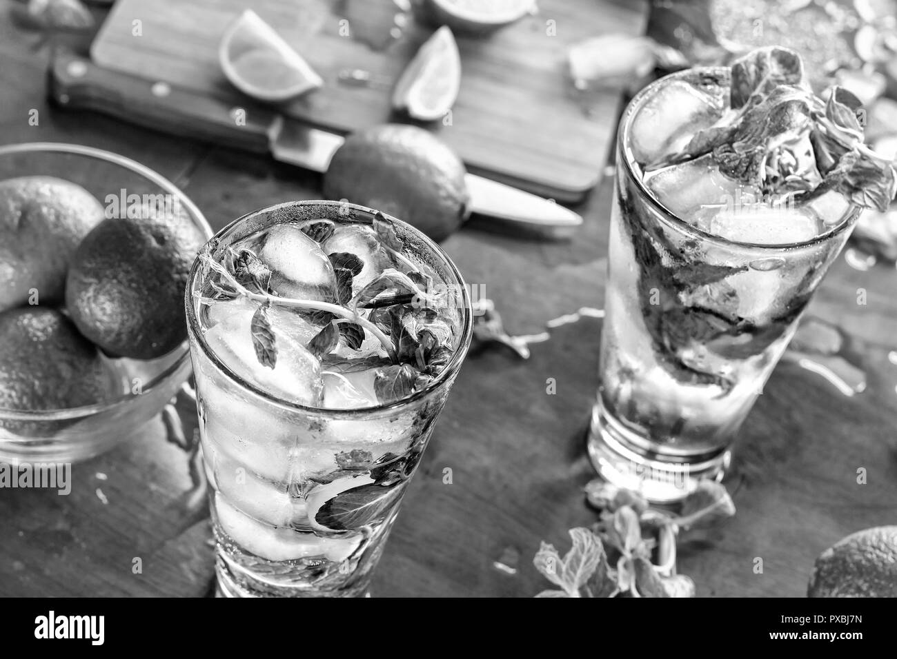 Foto in bianco e nero, Caipirinha, mojito, cocktail alcoolico cool Foto Stock