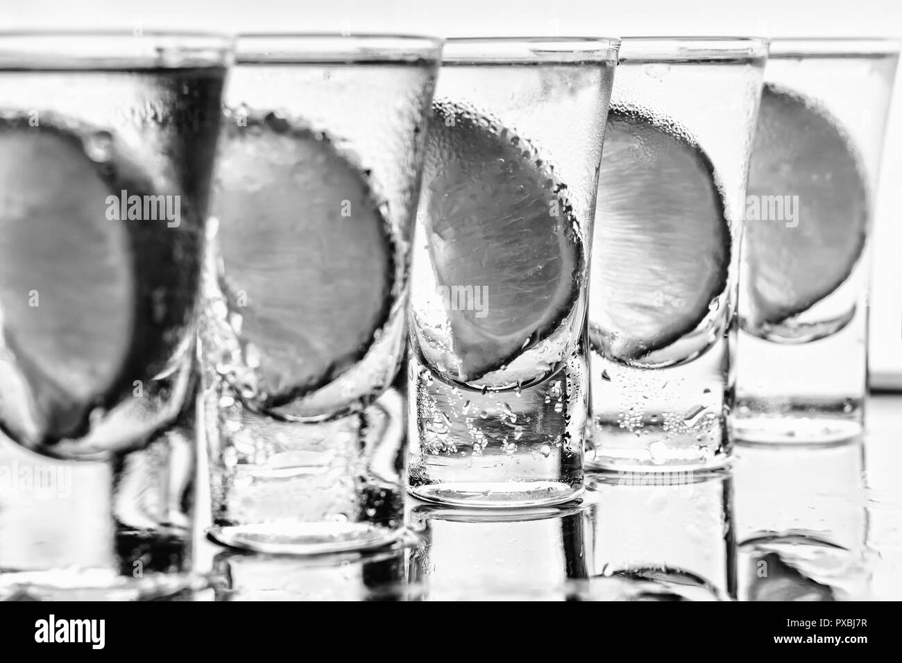 Foto in bianco e nero, Caipirinha o Mojito deliziosi cocktail alcolici con ghiaccio, calce, lo zucchero di canna, Tequila, cachasha. Summer Party Foto Stock