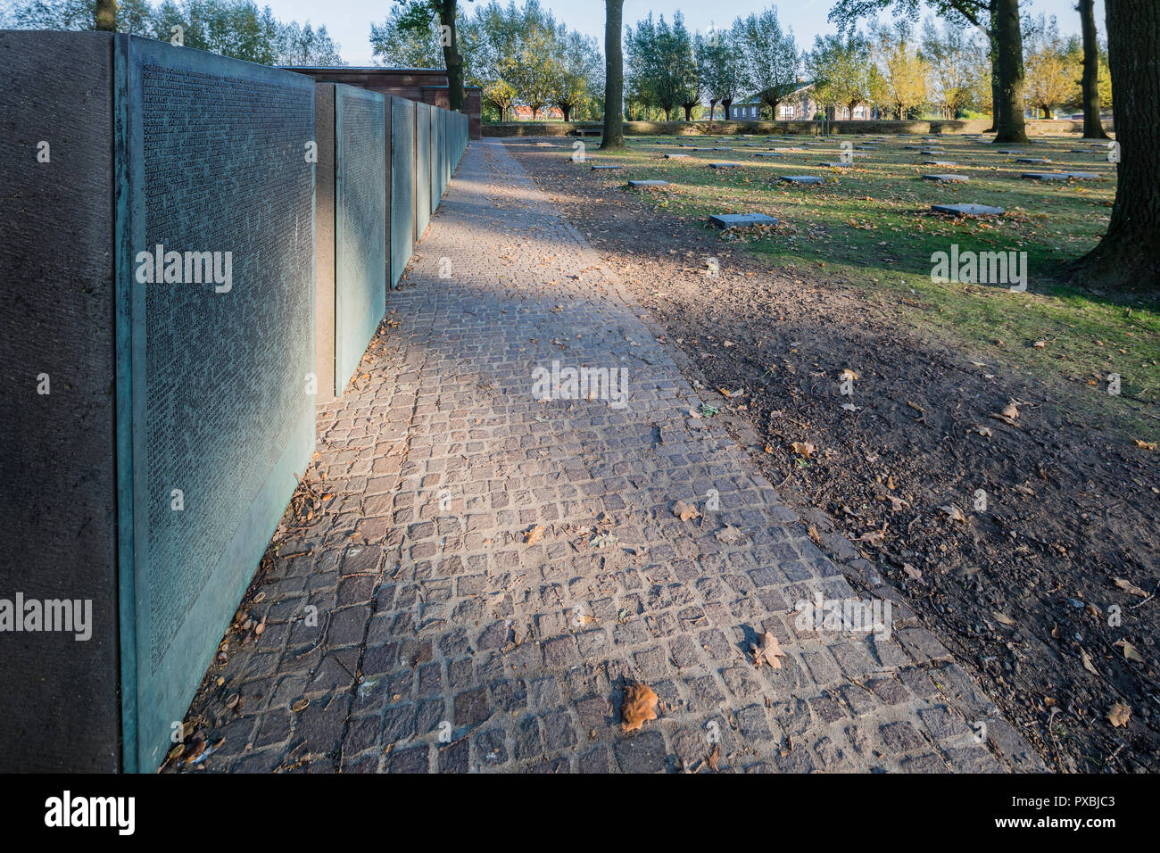 Il tedesco Cimitero e memoriale di guerra ad Ypres, Belgio Foto Stock